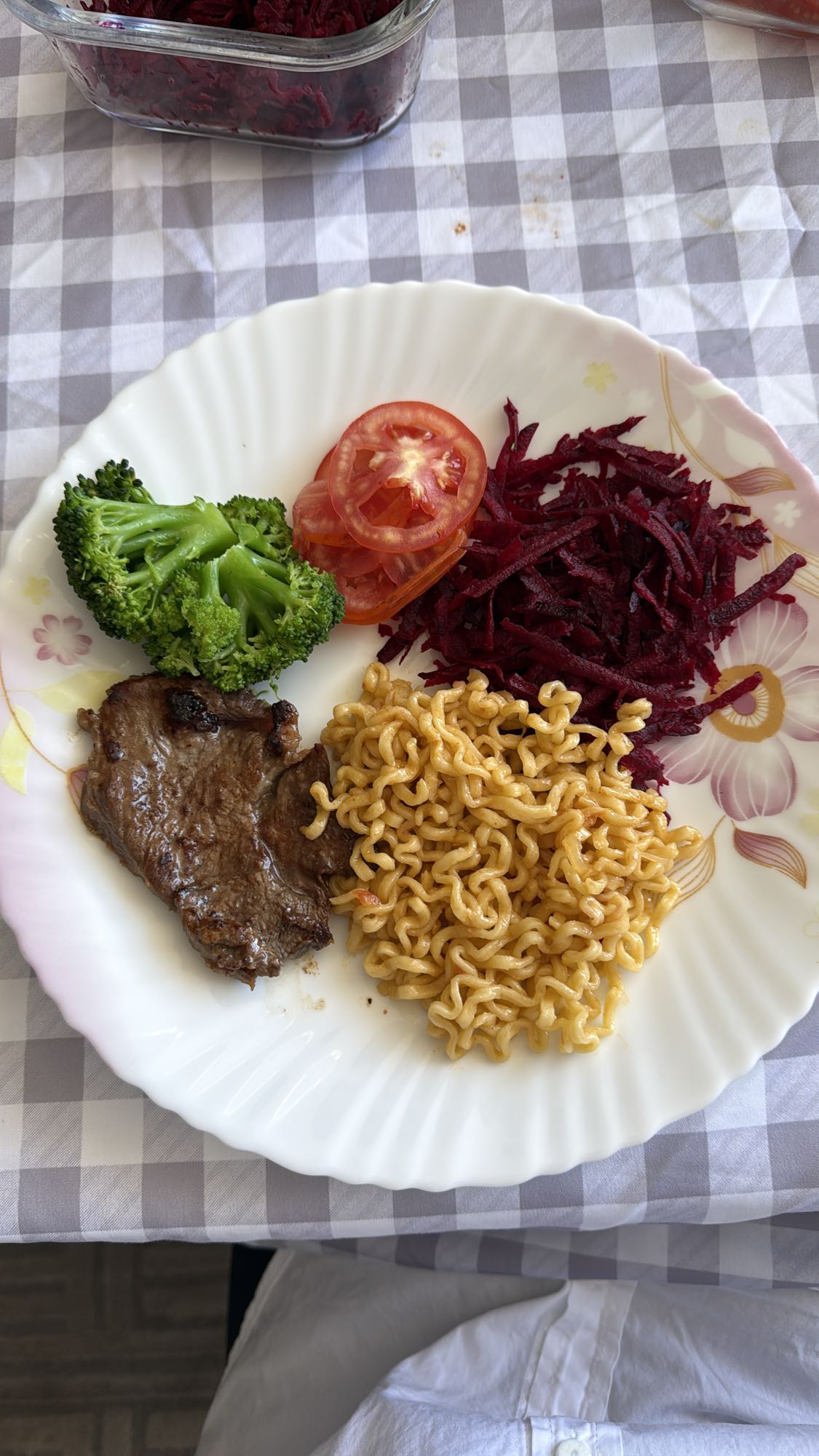 Carne com legumes e macarrão