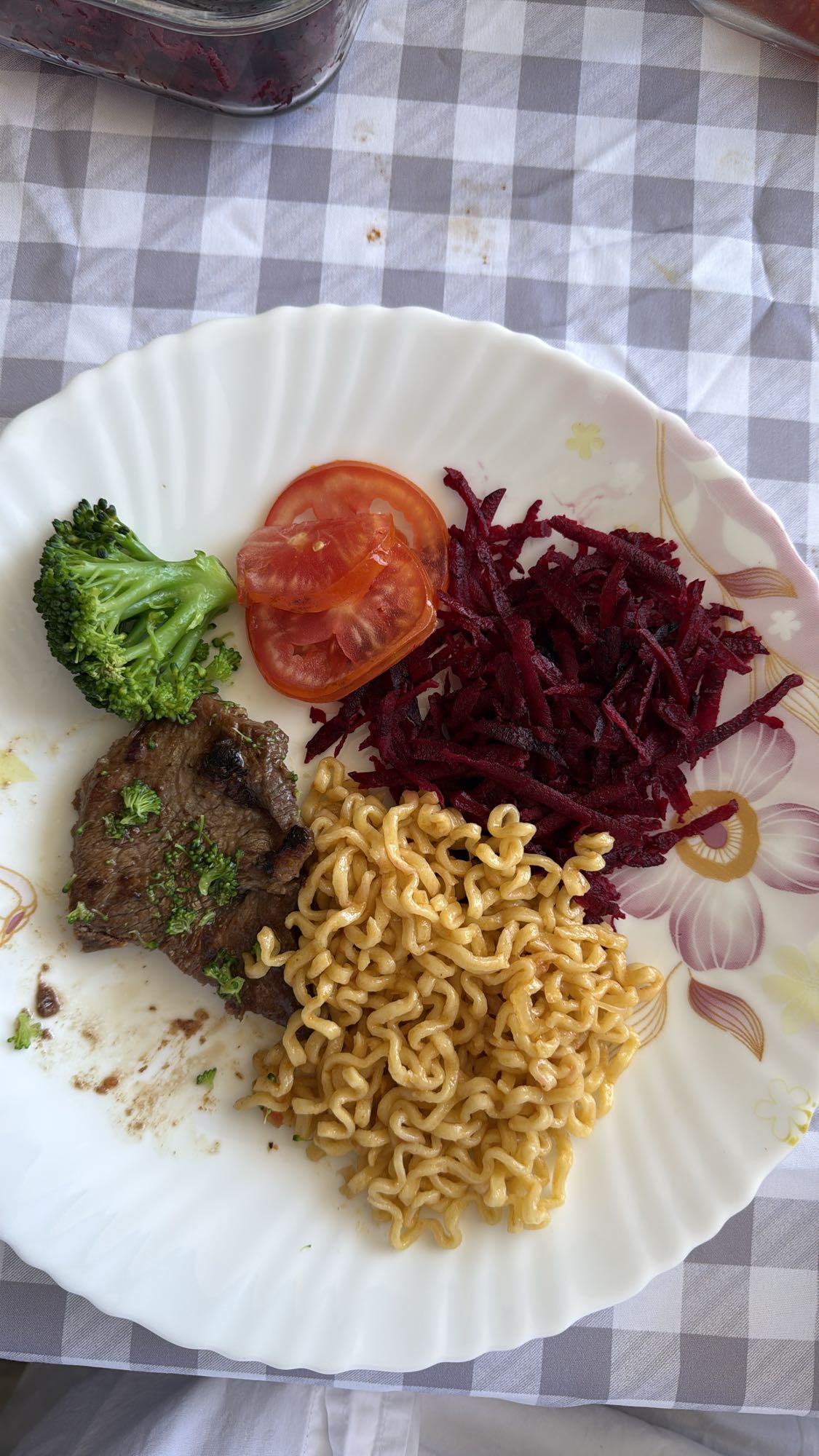 Carne com macarrão e salada