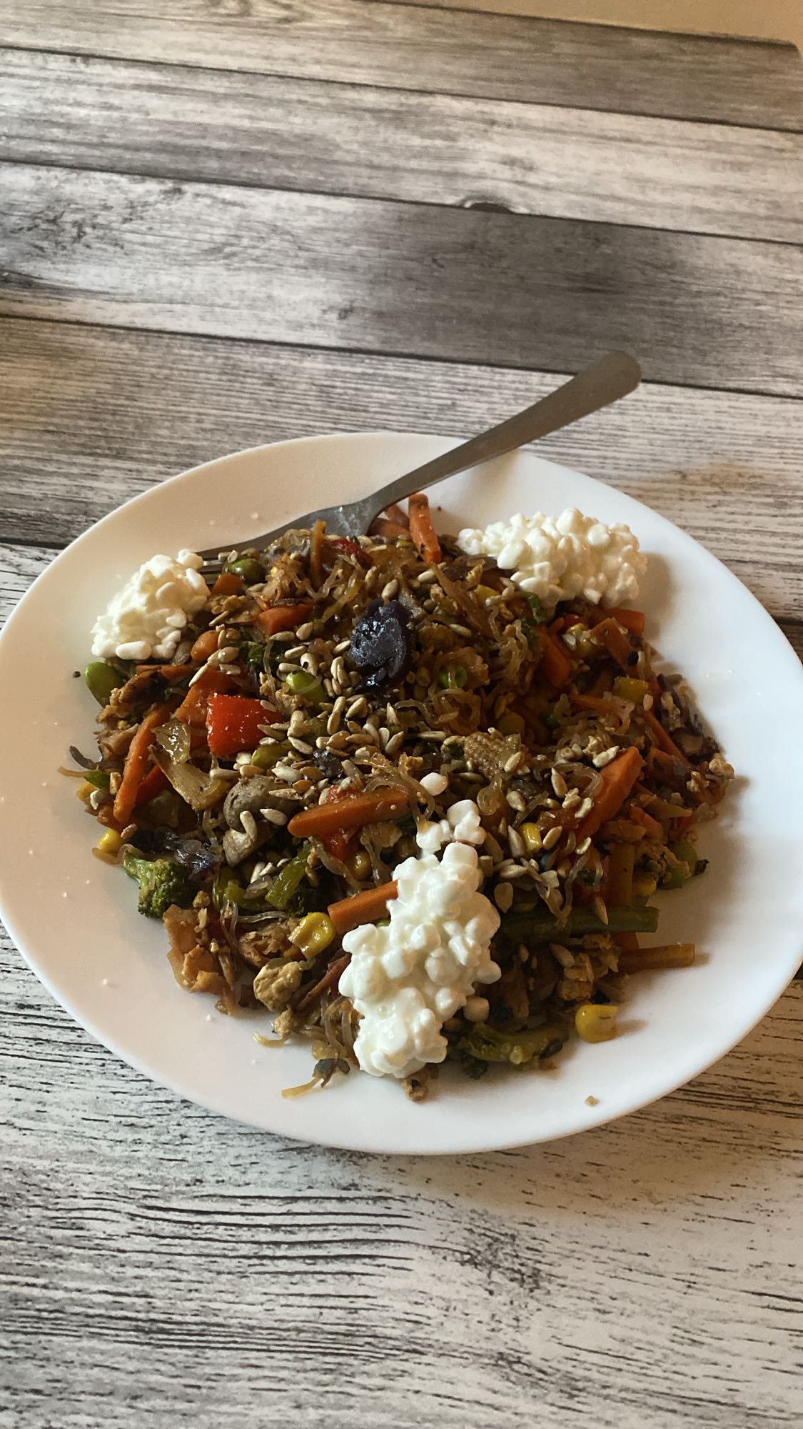 Grönsakswok med kalkonskinka och minikeso