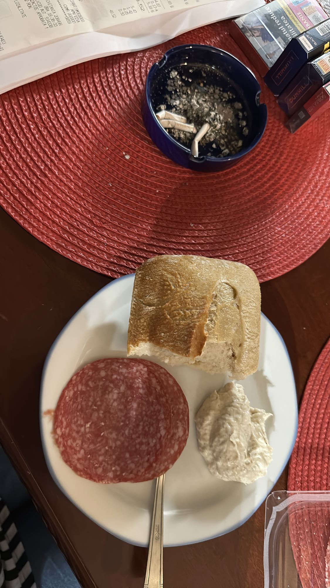 Gustare cu salam și pâine