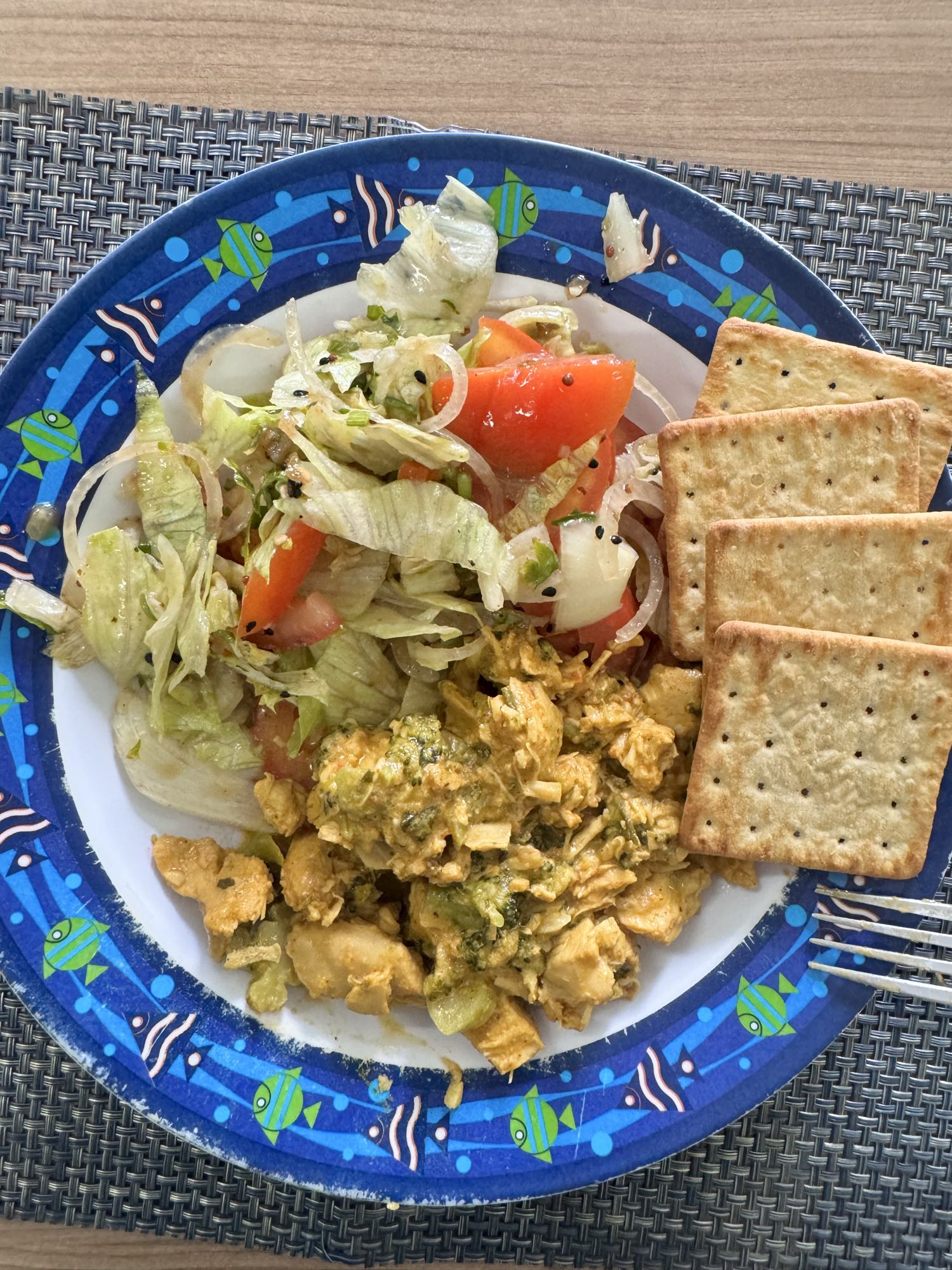 Frango com salada e biscoitos