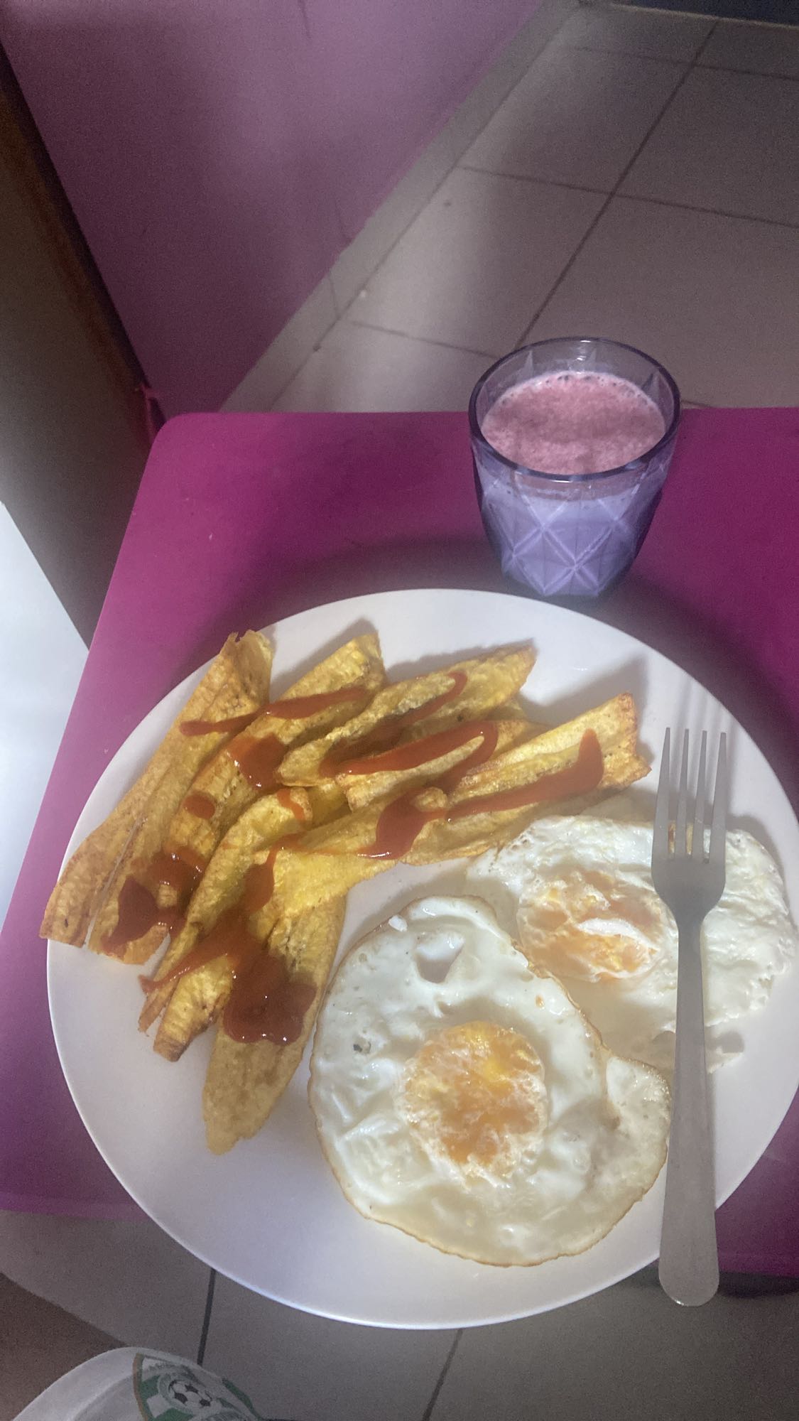 Huevos con plátano frito