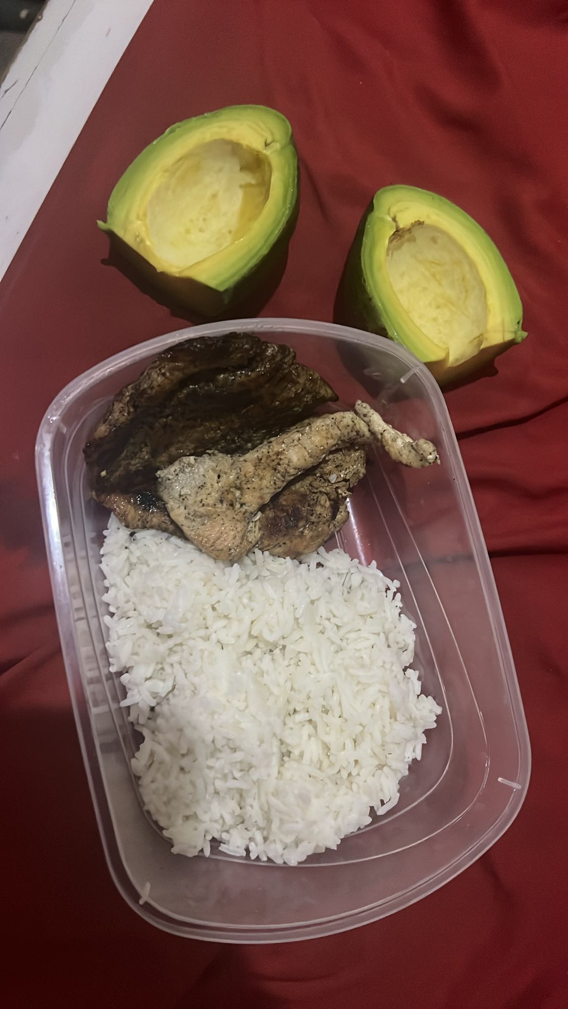 Pollo, arroz y aguacate