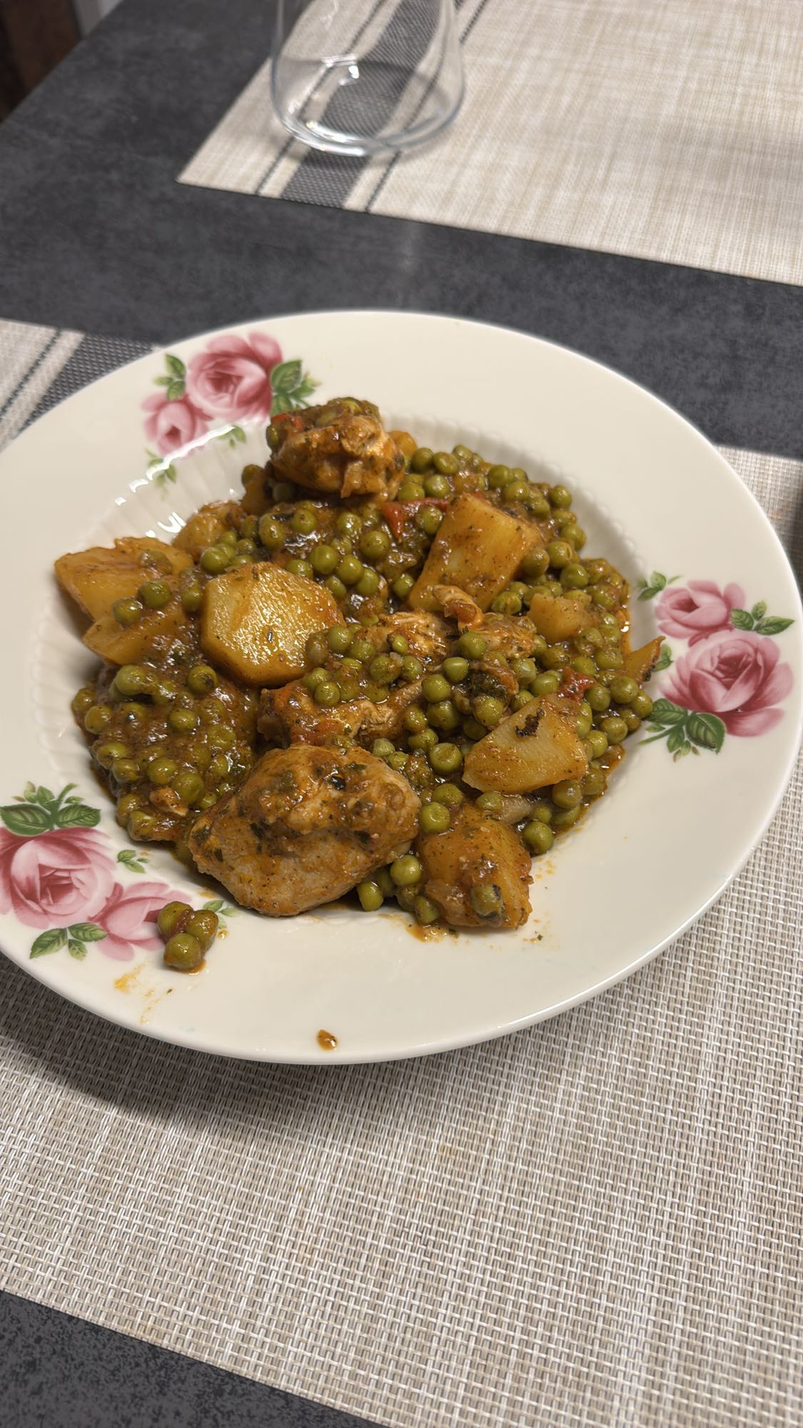 Tavuklu Bezelye Yemeği