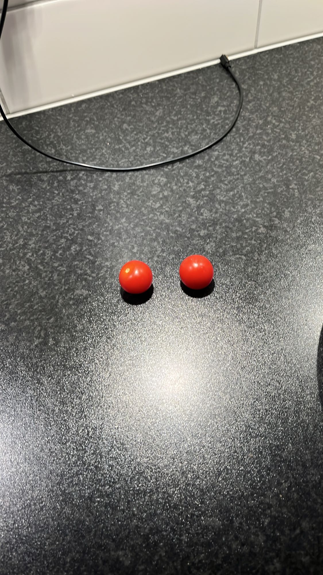 Två körsbärstomater