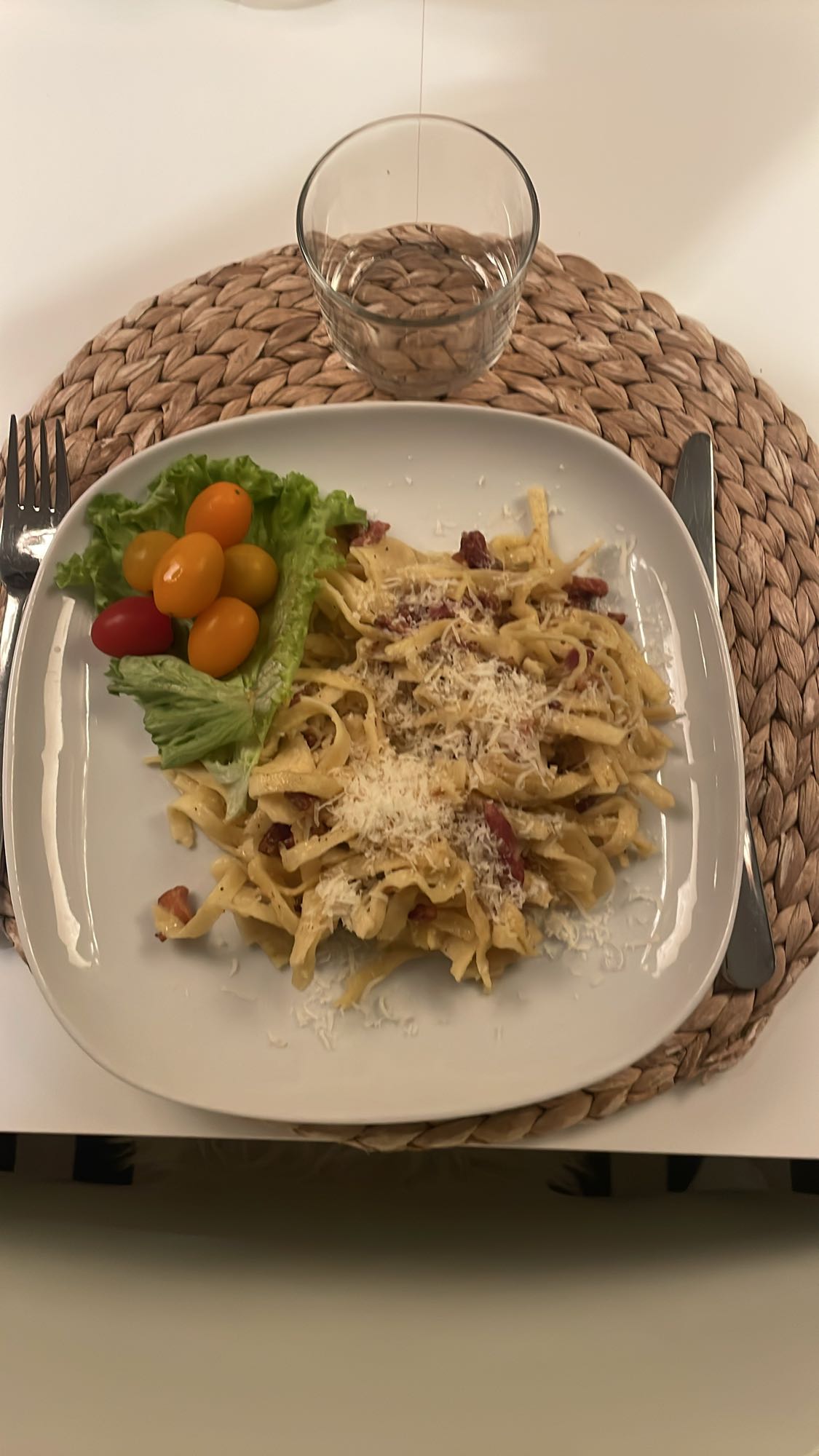 Pasta carbonara tallrik