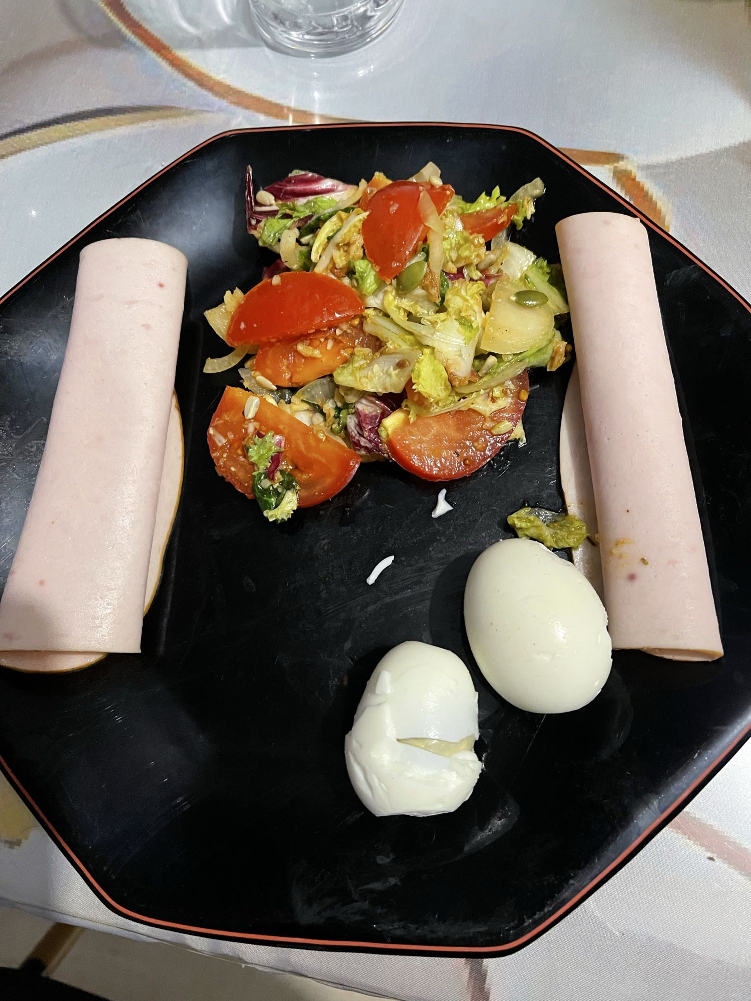Assiette salade, œufs, dinde