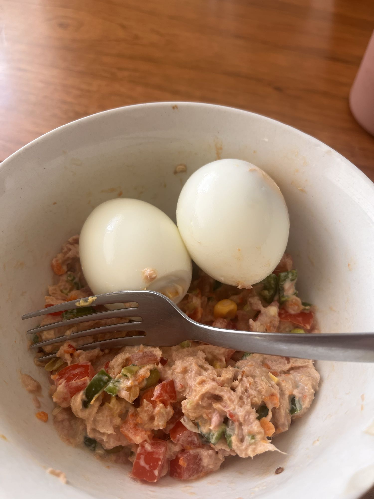 Huevos con ensalada de atún