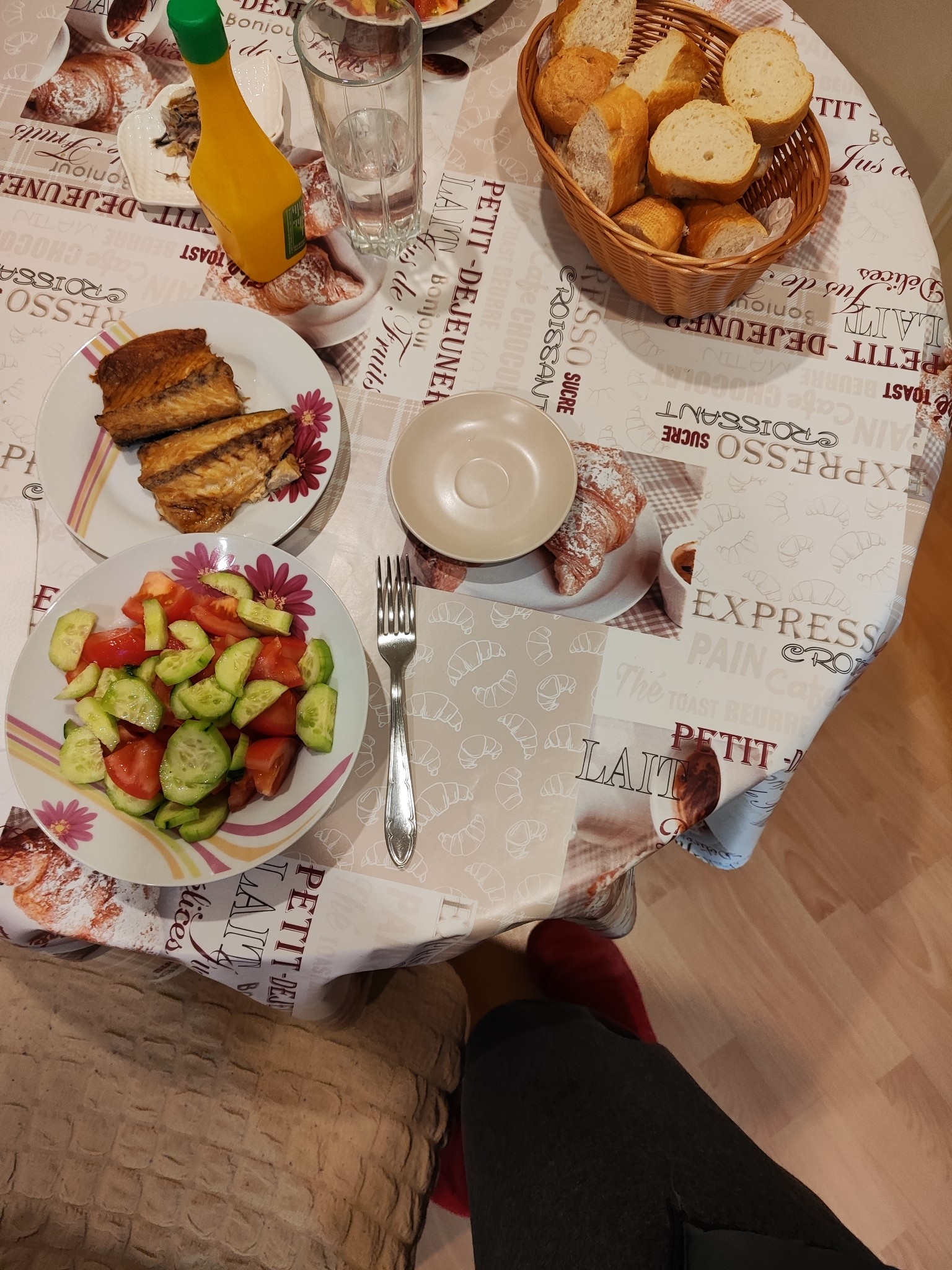 Fish with salad and bread