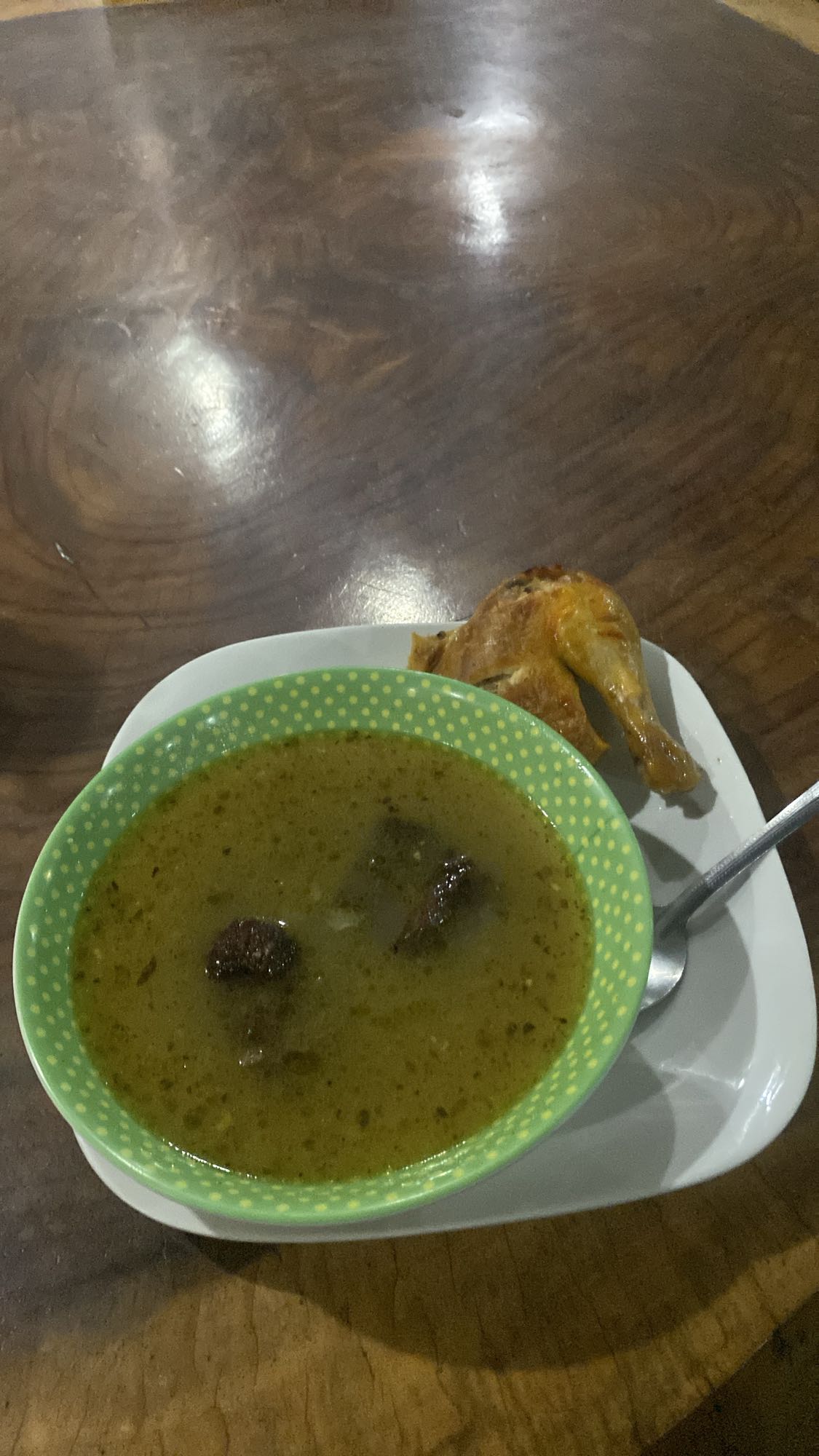 sopa de res y pollo asado