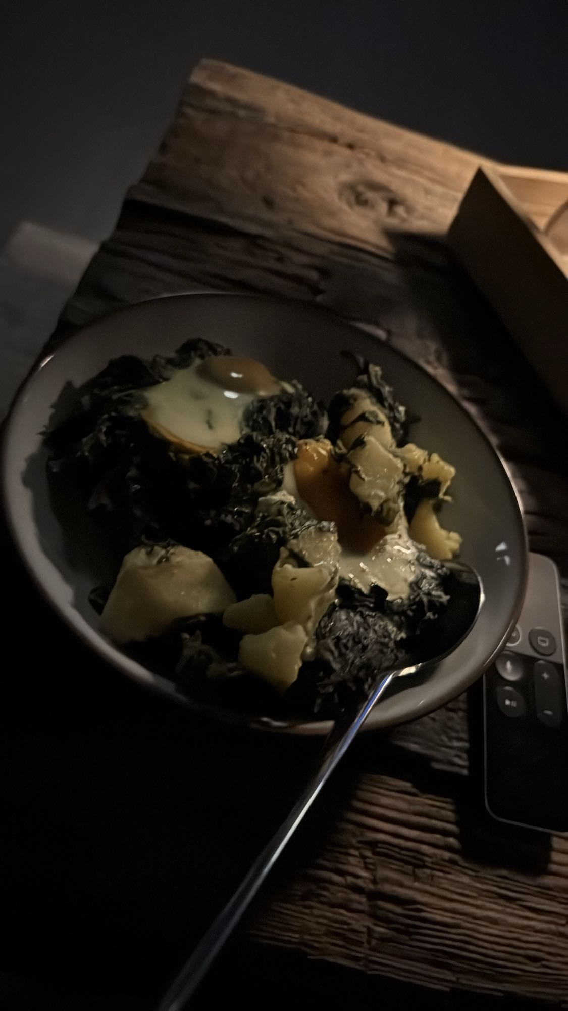 Eier mit Kartoffeln, Spinat, Gewürzen und Frischkäse