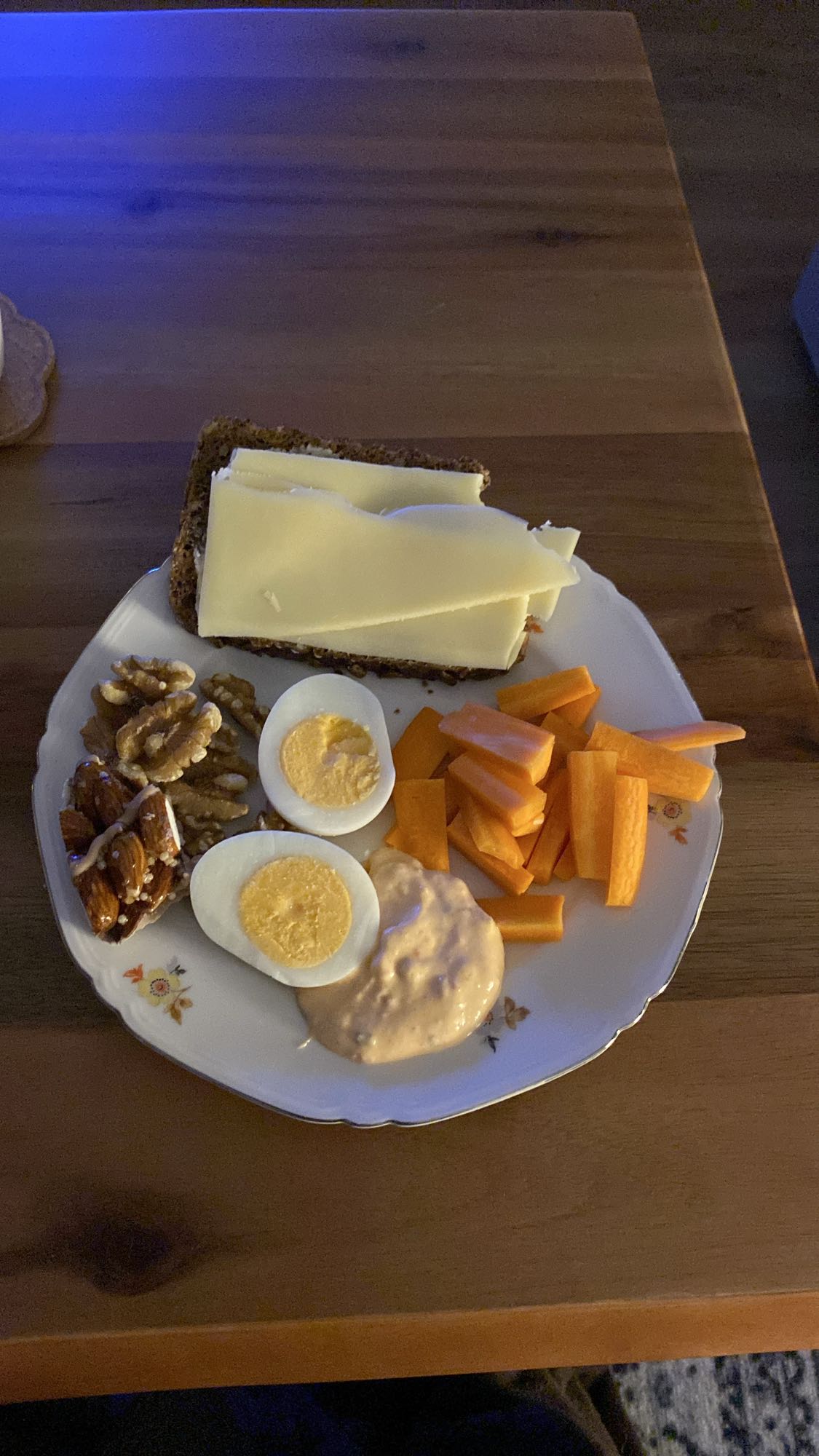 Ägg, ost & morotstallrik