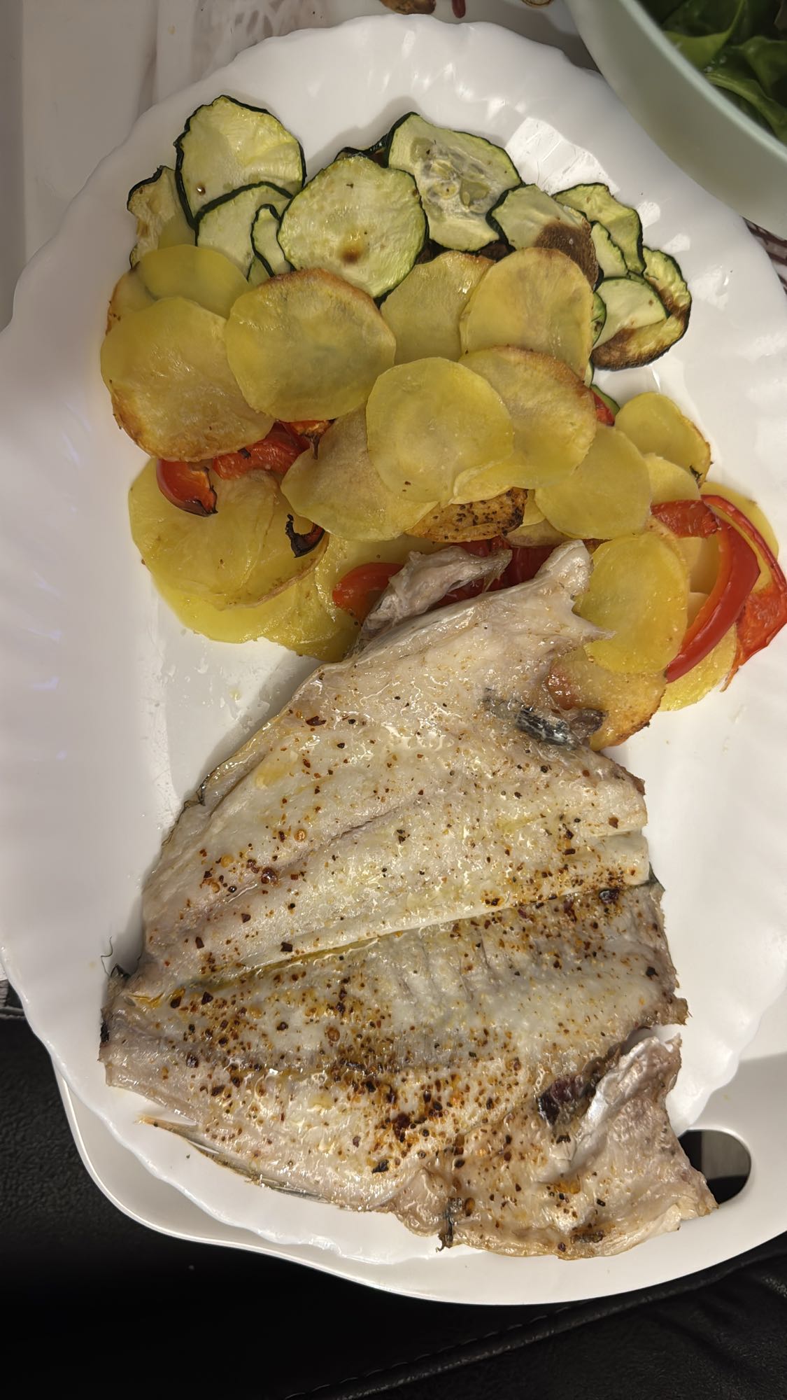 Pescado con verduras asadas