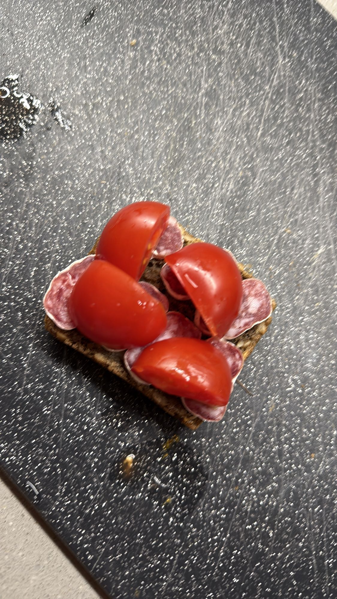 Kanapka z salami i pomidorem