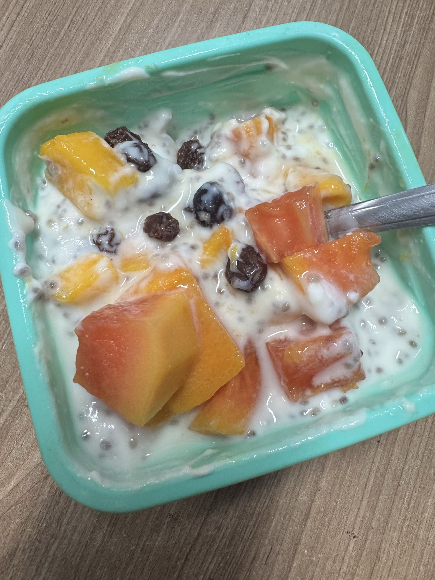 Iogurte com frutas e chia