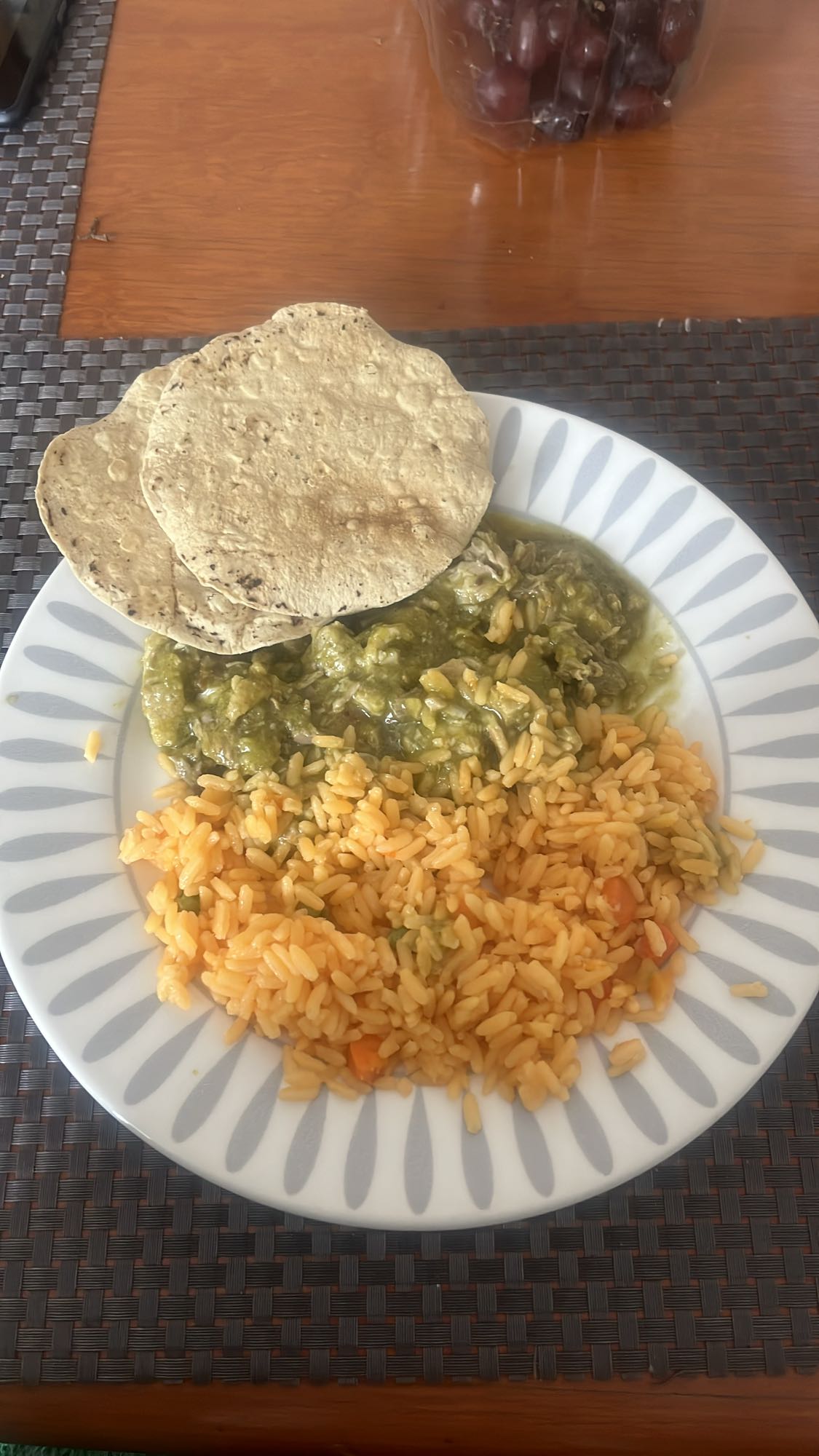 Pollo verde con arroz y tortillas