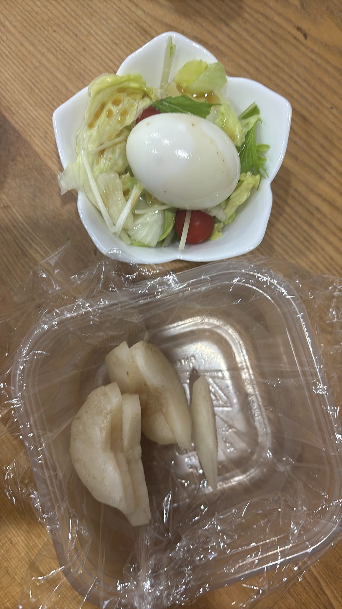 ゆで卵サラダと梨