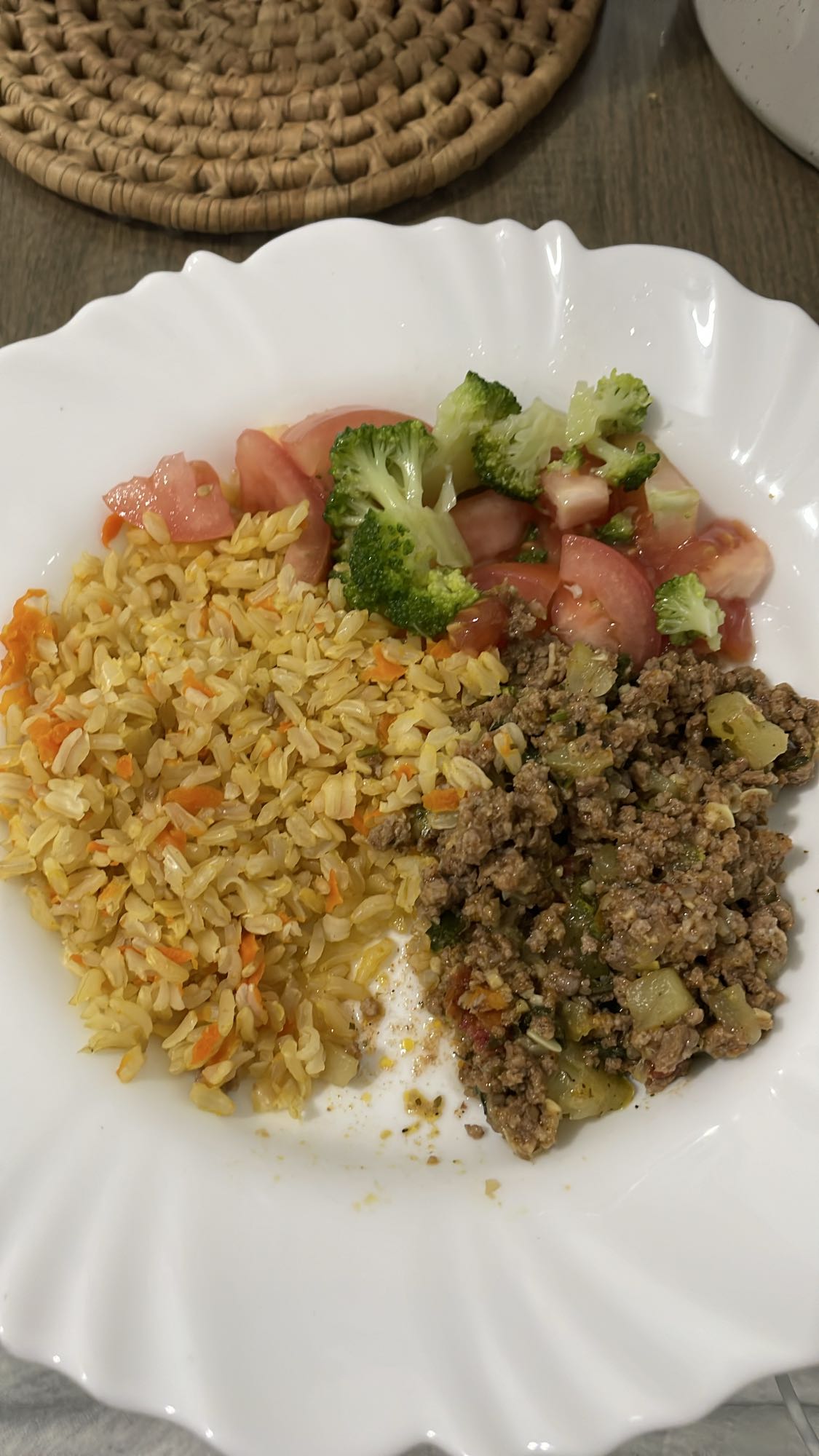Arroz, carne e salada