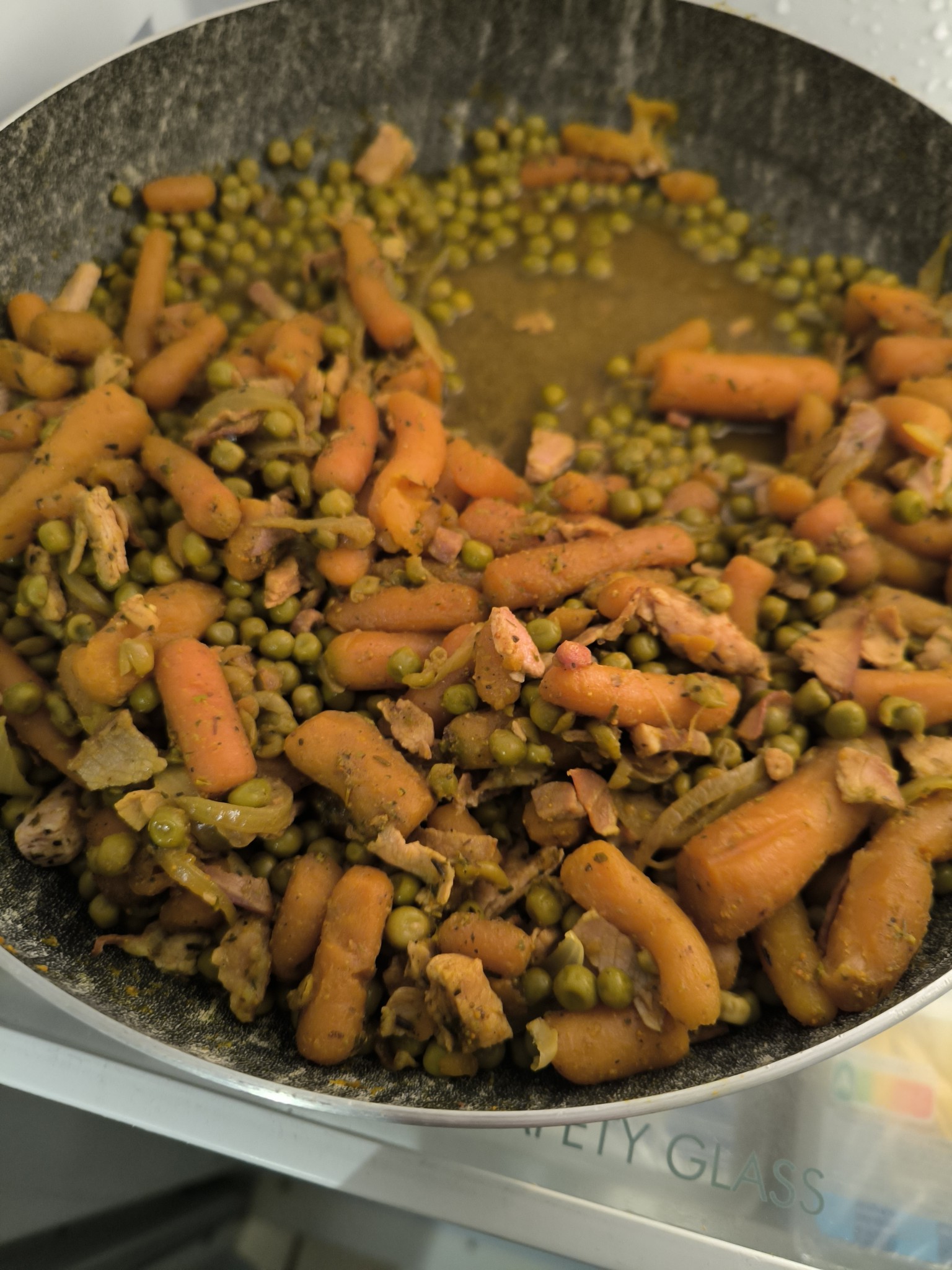 Poêlée carottes petits pois poulet