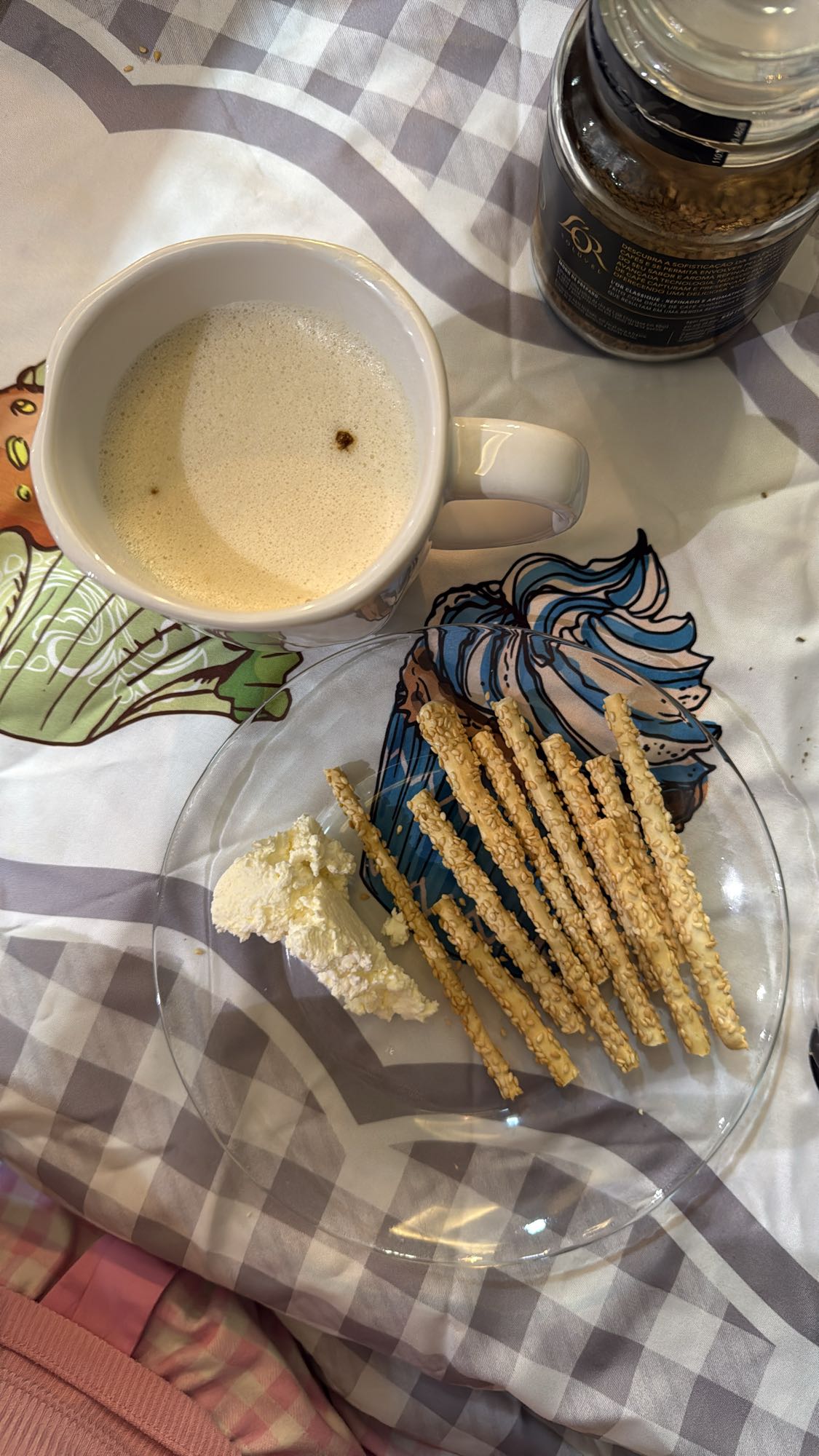 Café com palitos e queijo