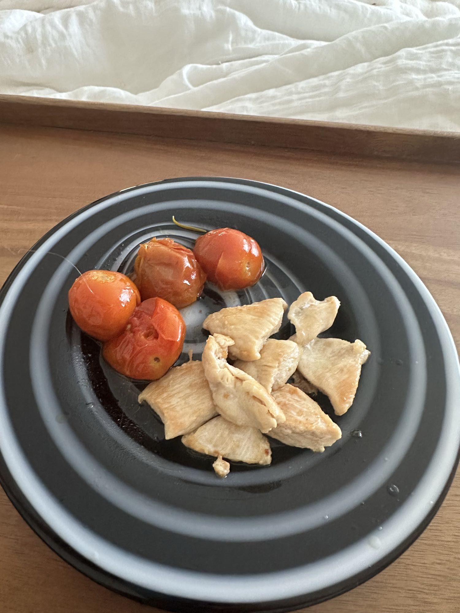 Pollo con tomates cherry