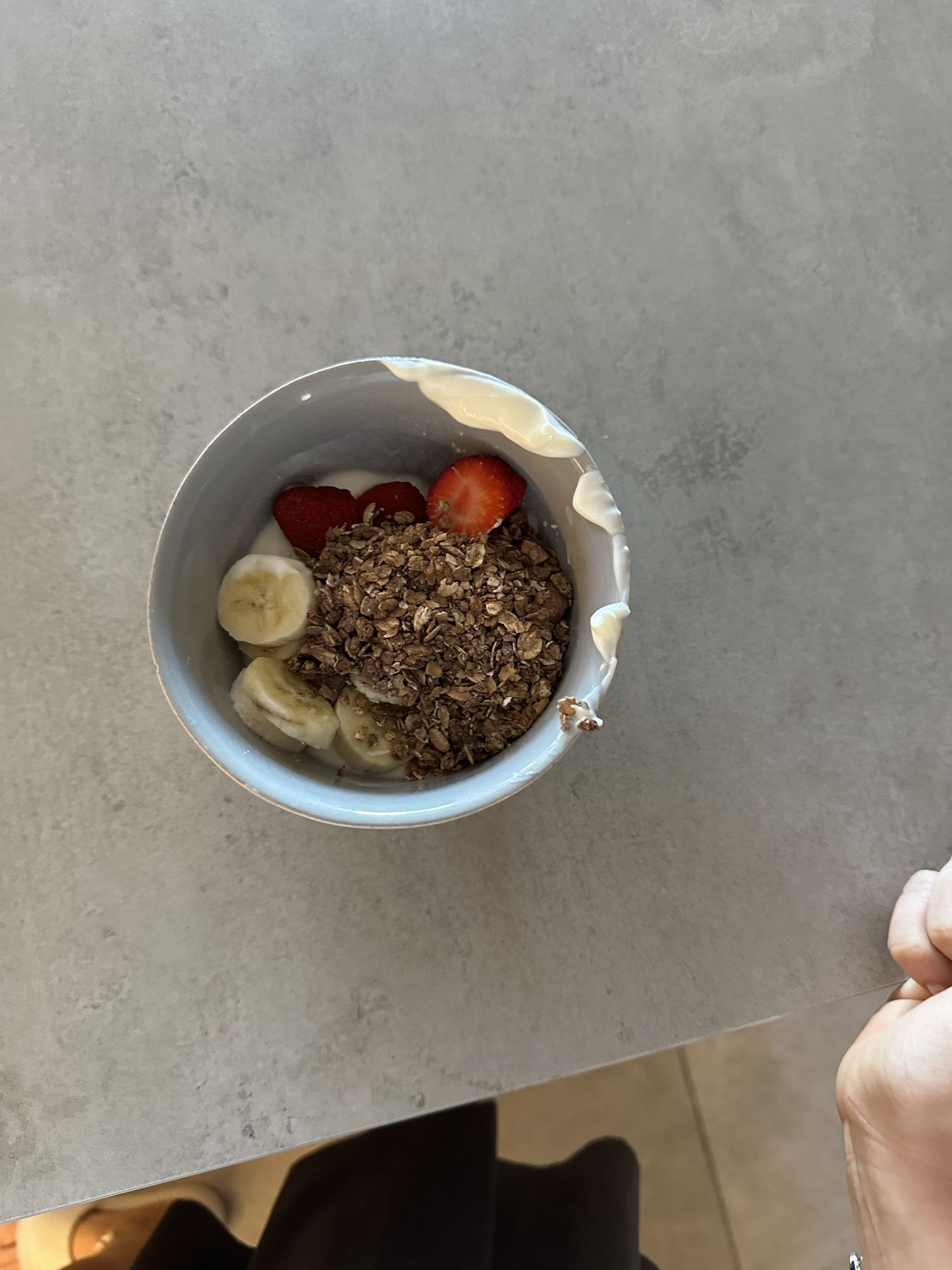 Yogur con frutas y granola