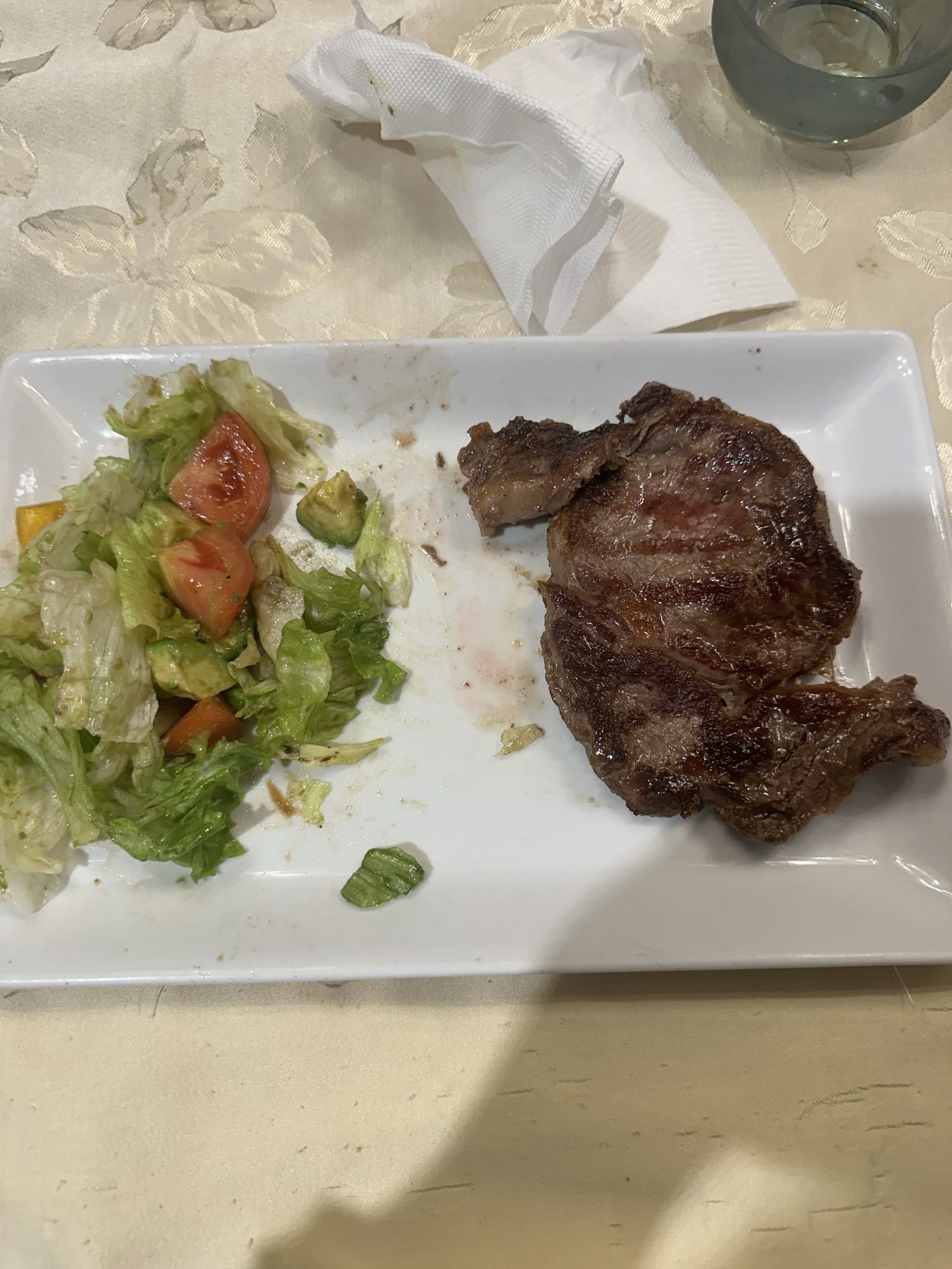 Bistec con ensalada mixta