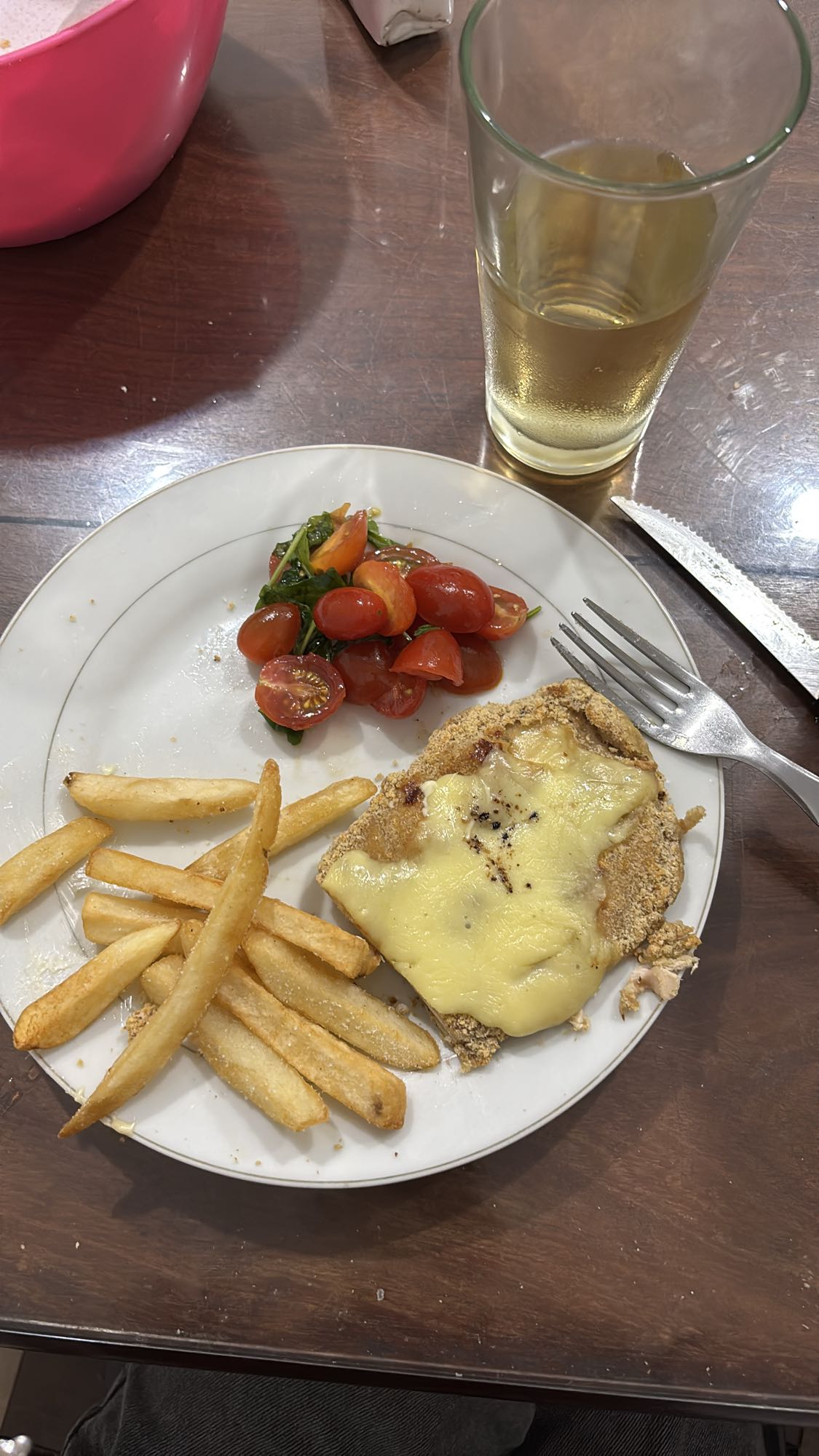 Milanesa con papas y ensalada