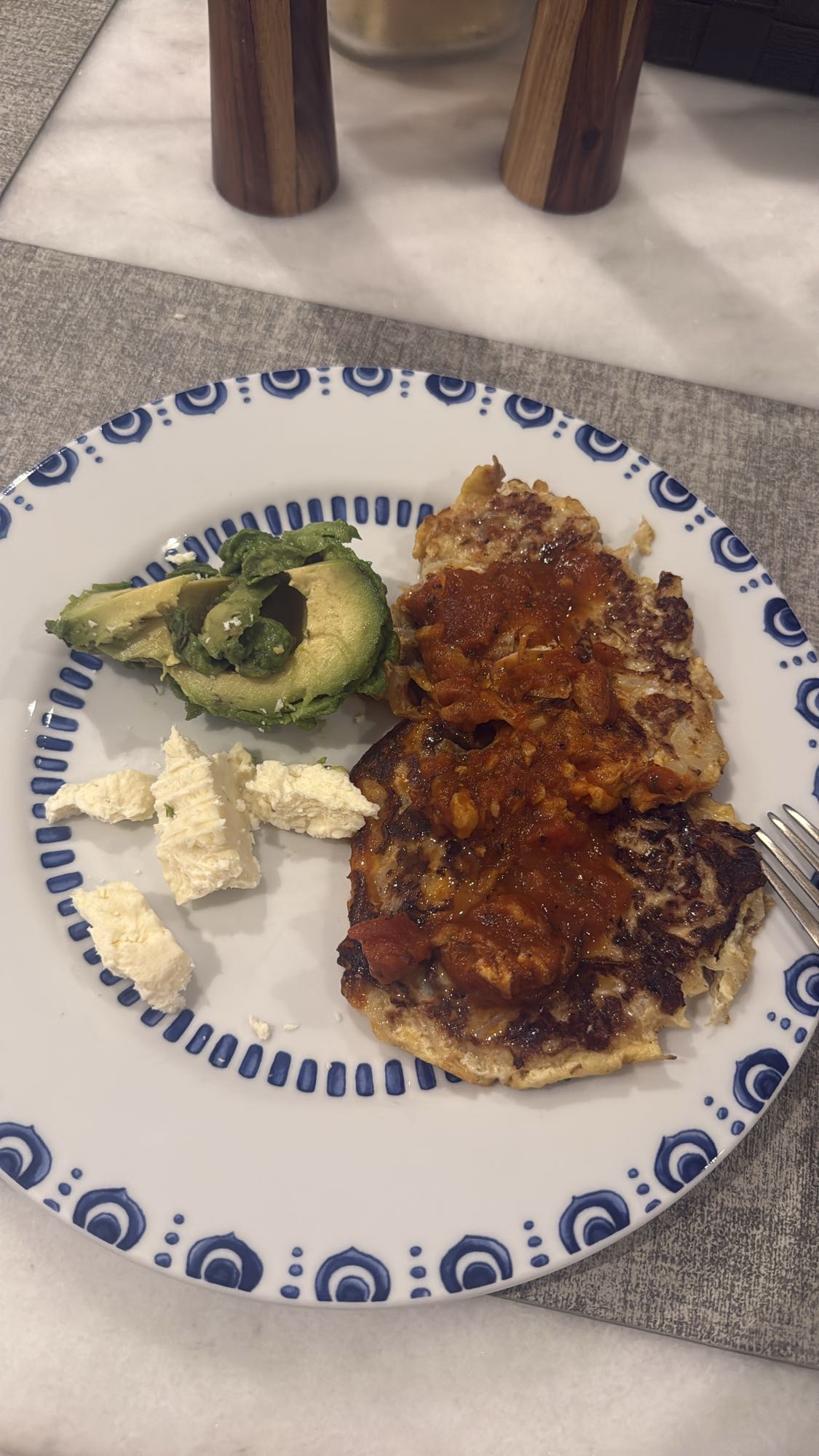 Huevos con salsa y aguacate