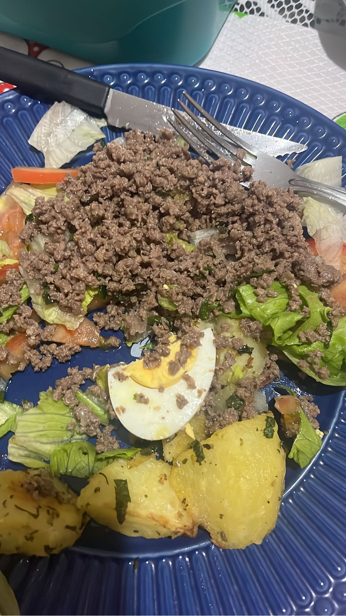 Salada com carne moída e batata