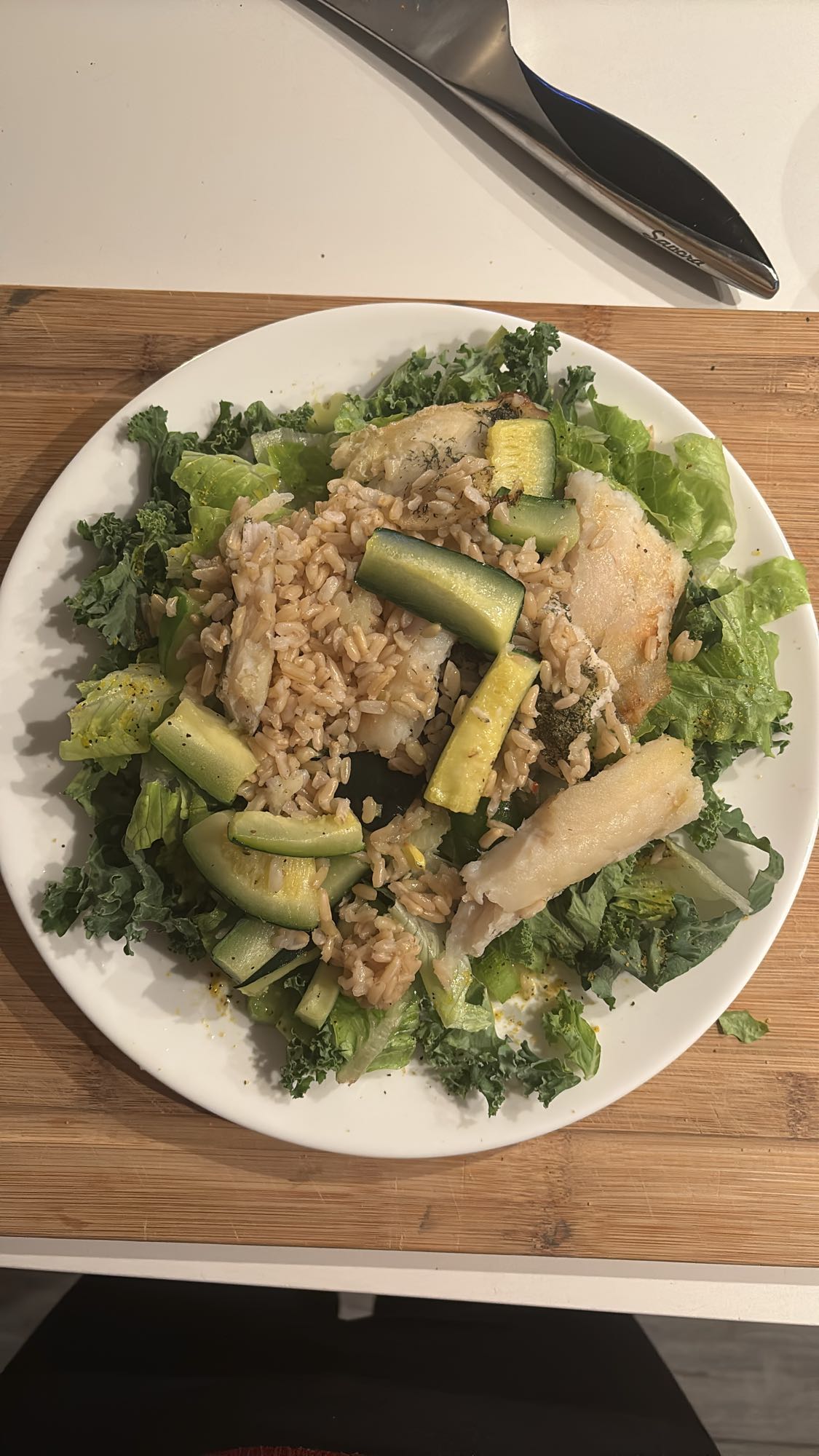Poisson et riz sur salade