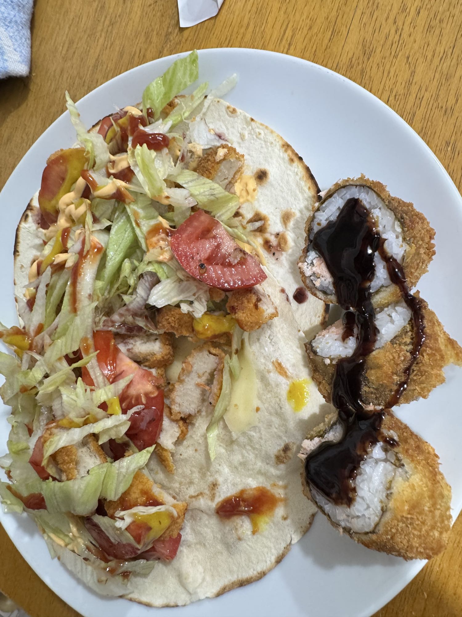 Wrap com frango e sushi