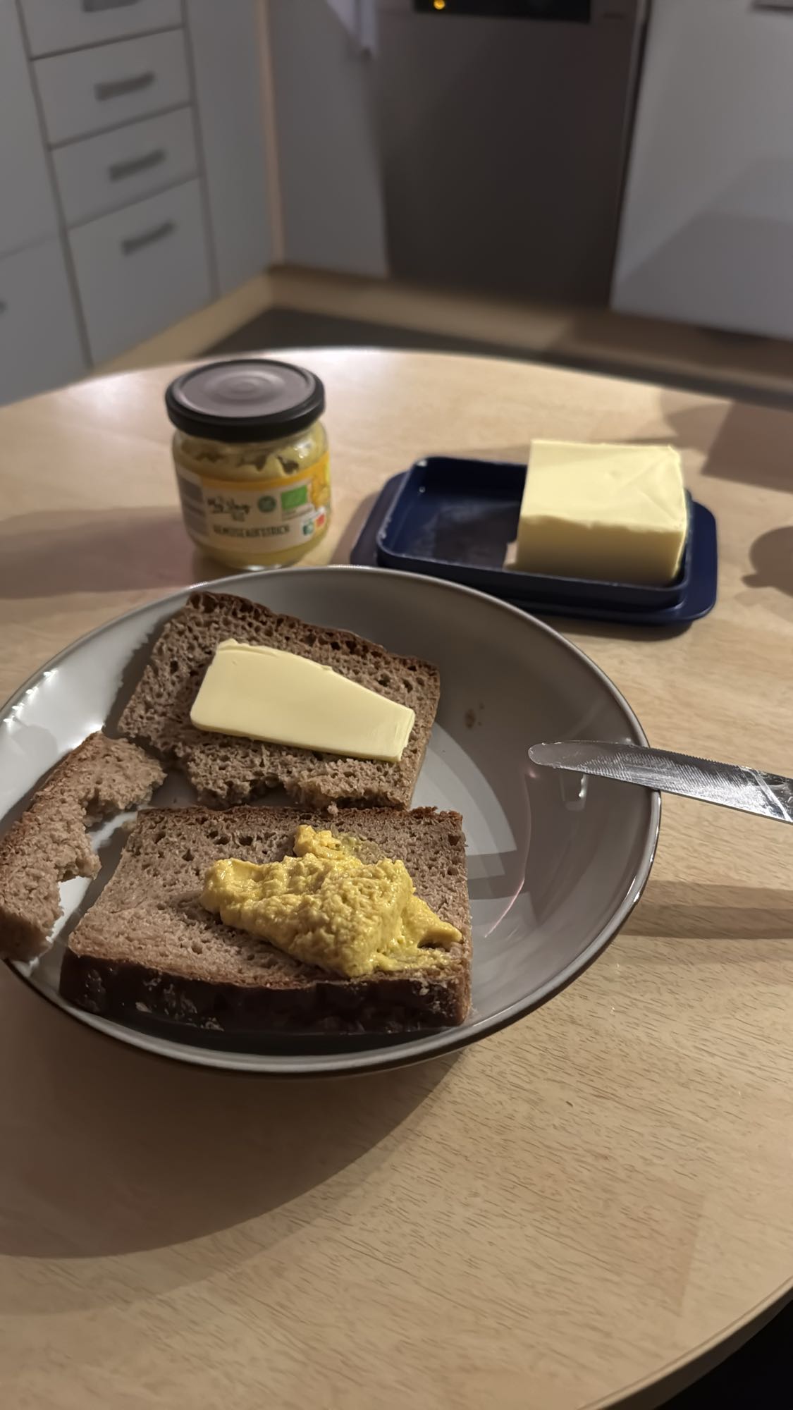 Sauerteigbrot mit Gemüseaufstrich & Butter