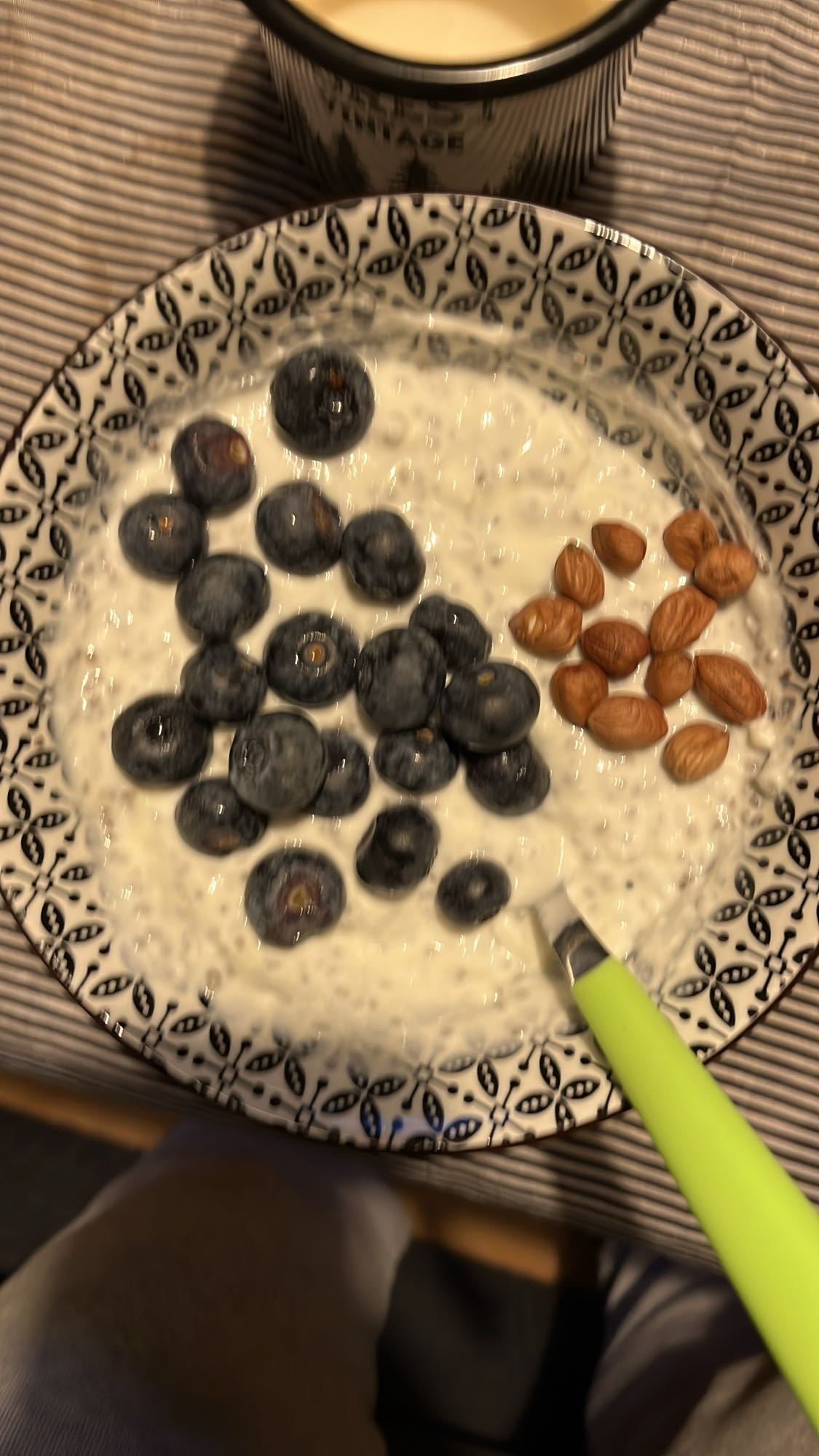 Кисело мляко с боровинки и ядки