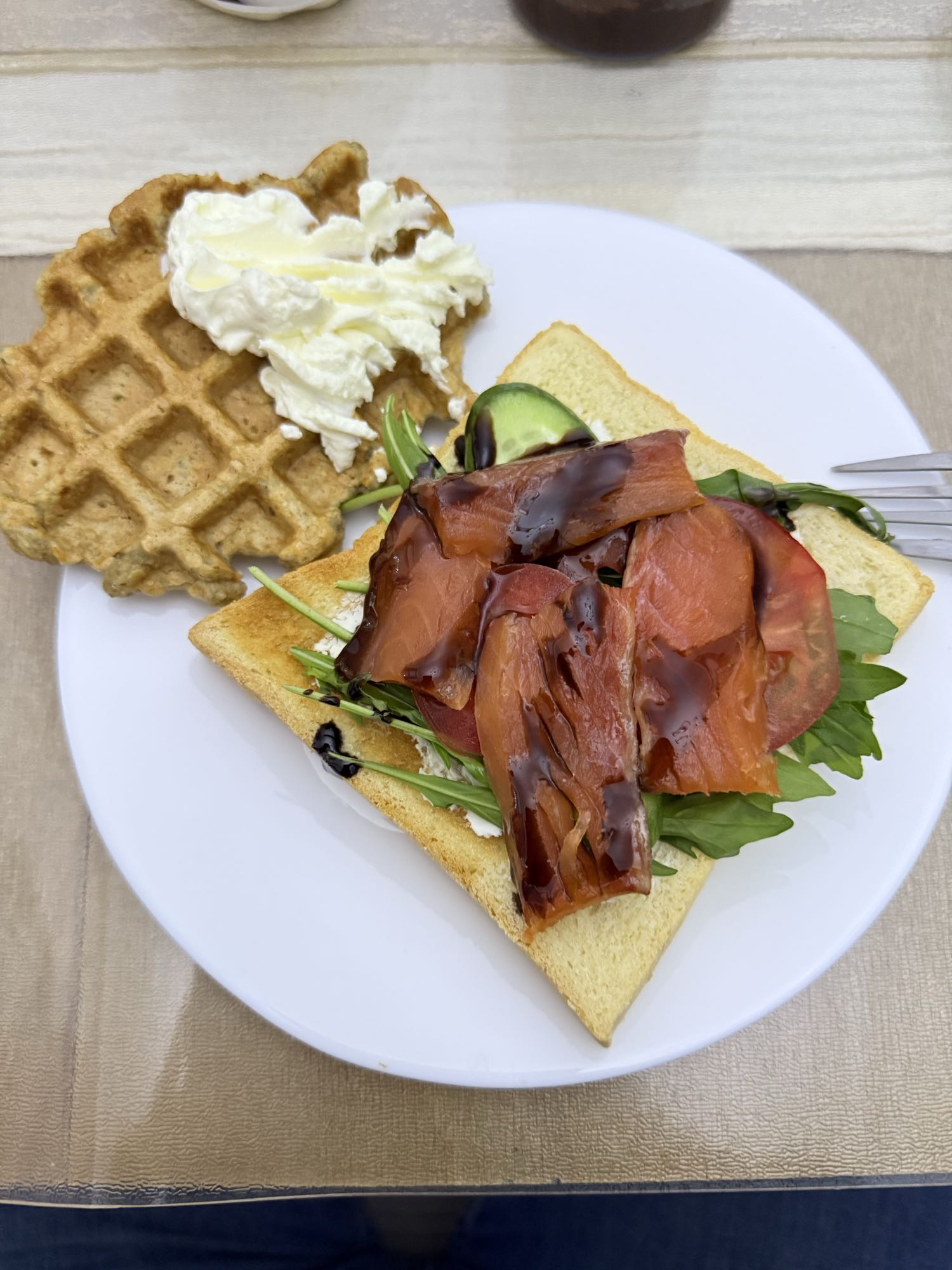 тост с лососем и овсяной вафлей