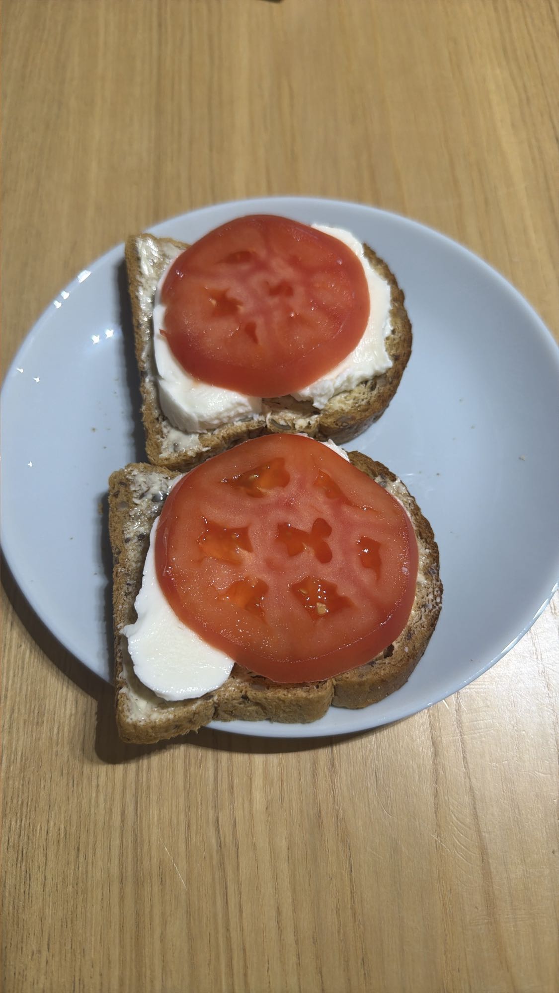 Kanapki z pomidorem i serem