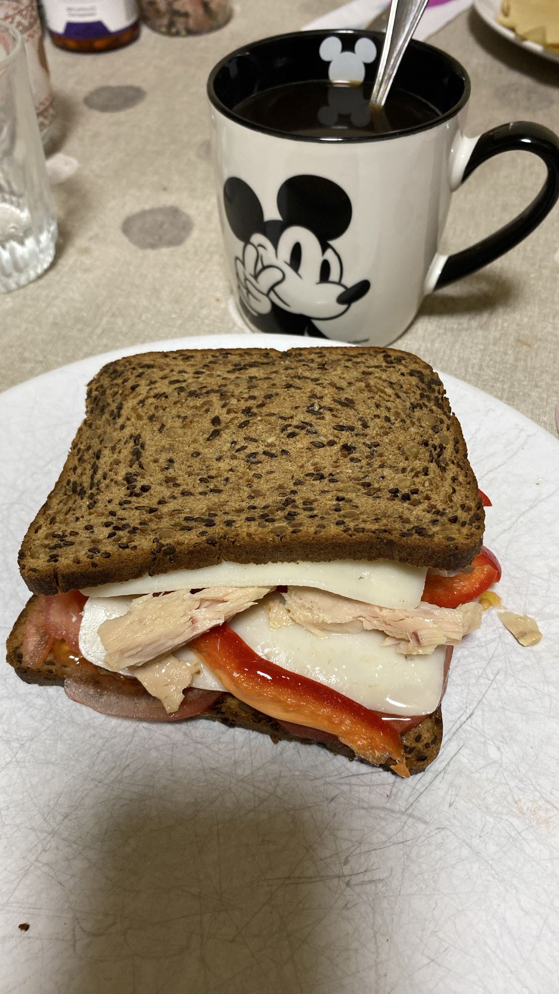 sándwich de atún y queso semicurado