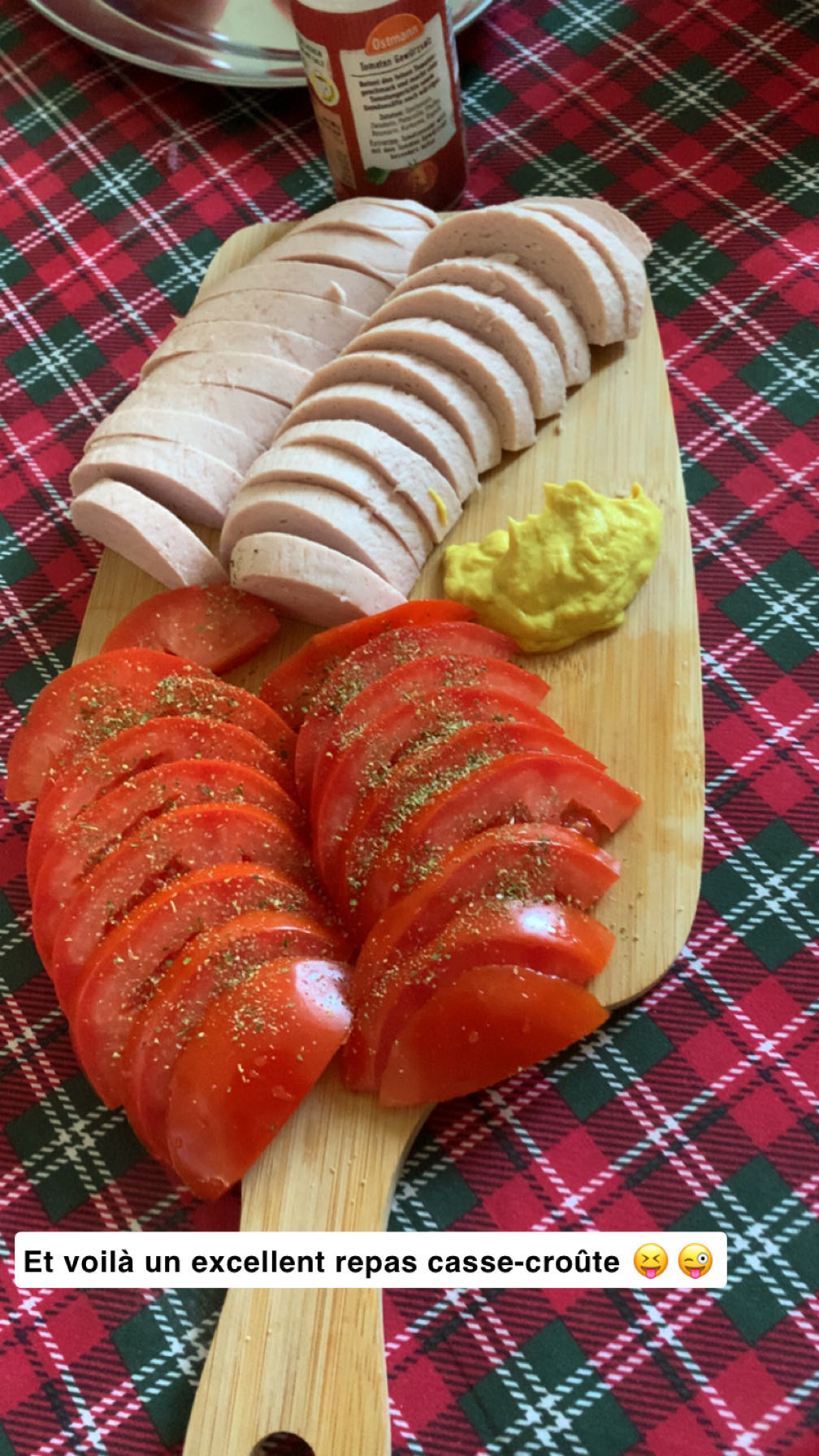 Assiette froide tomate-saucisse