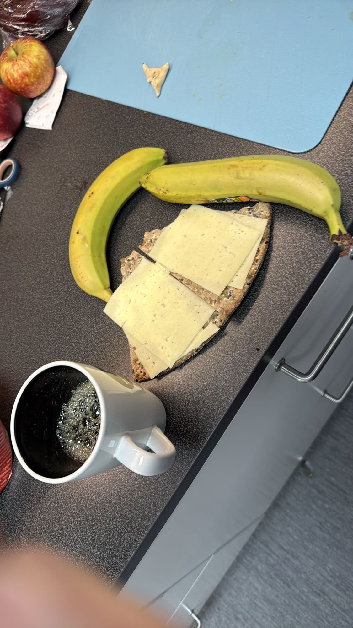Knäckebröd, ost, banan, kaffe
