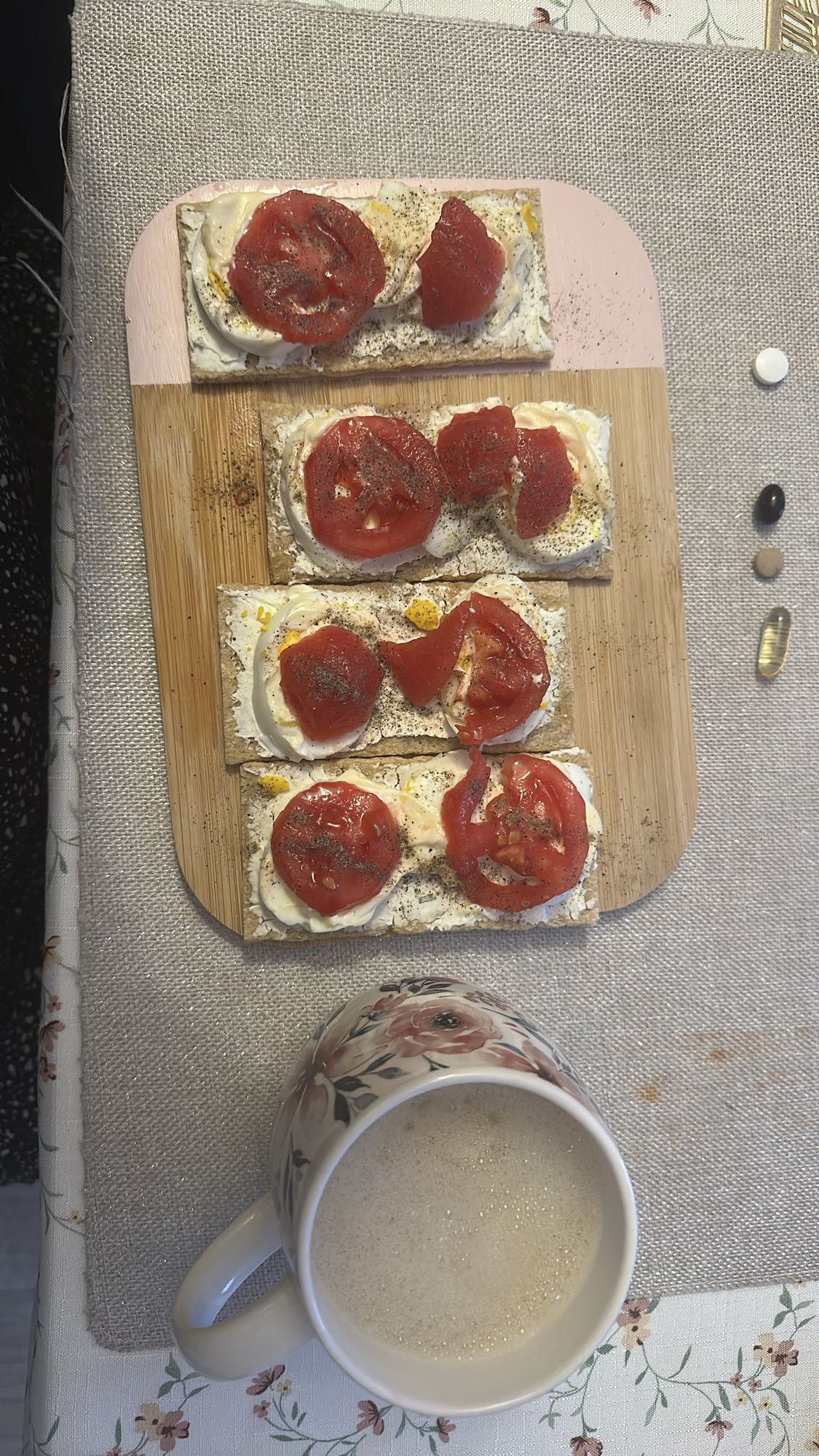 Kanapki z pomidorem i kawa