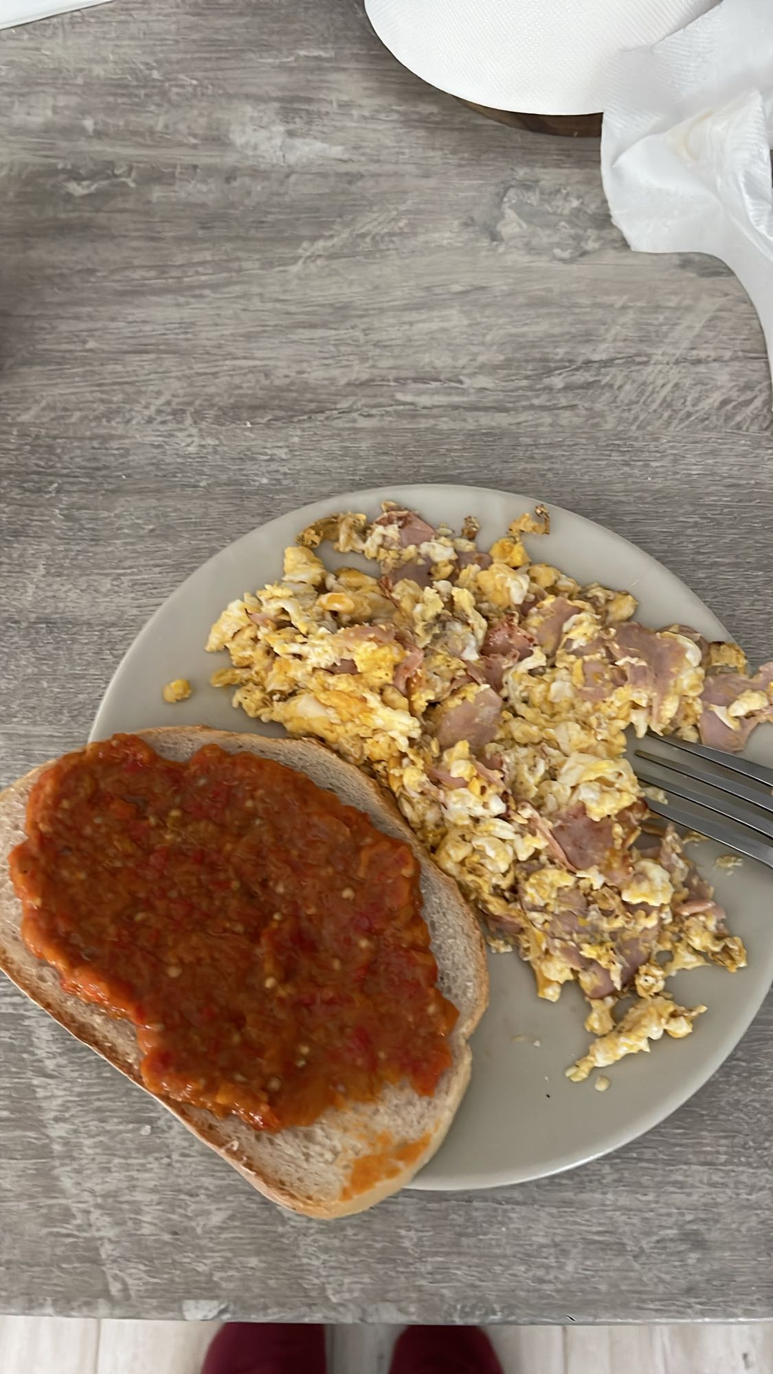Omletă cu pâine și sos