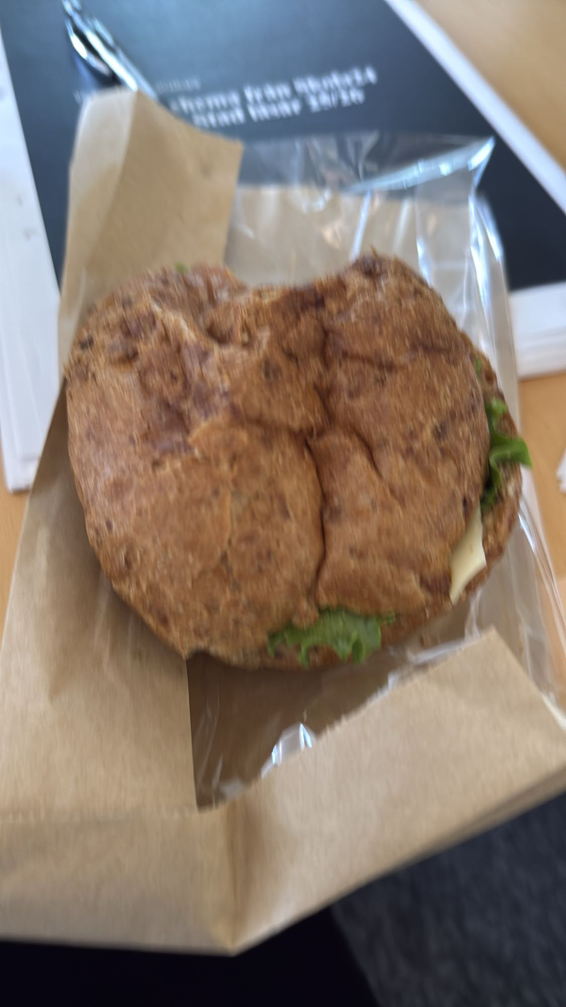 Fullkornsfralla ost sallad