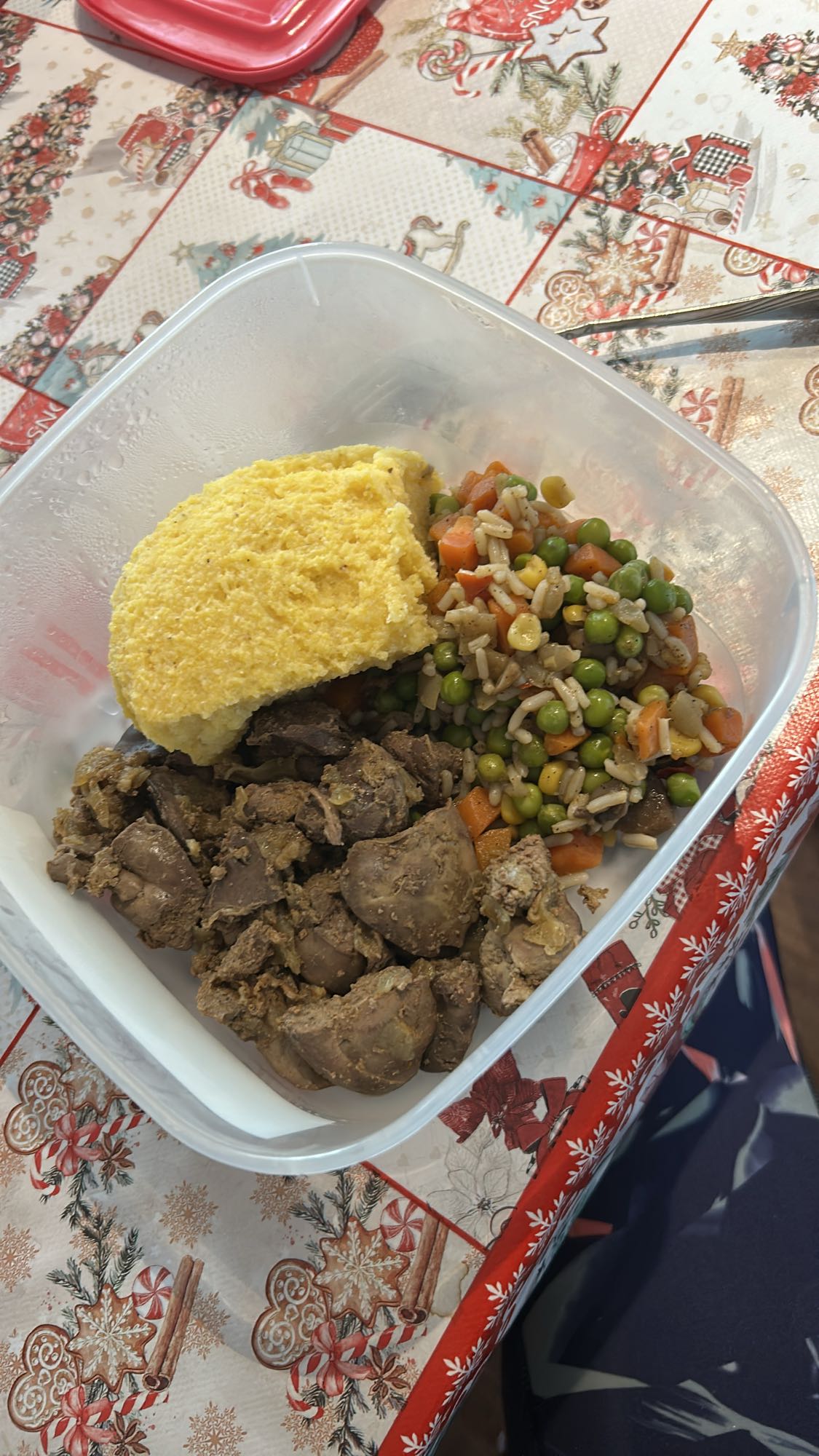 Ficăței la tigaie cu legume și mămăliguță