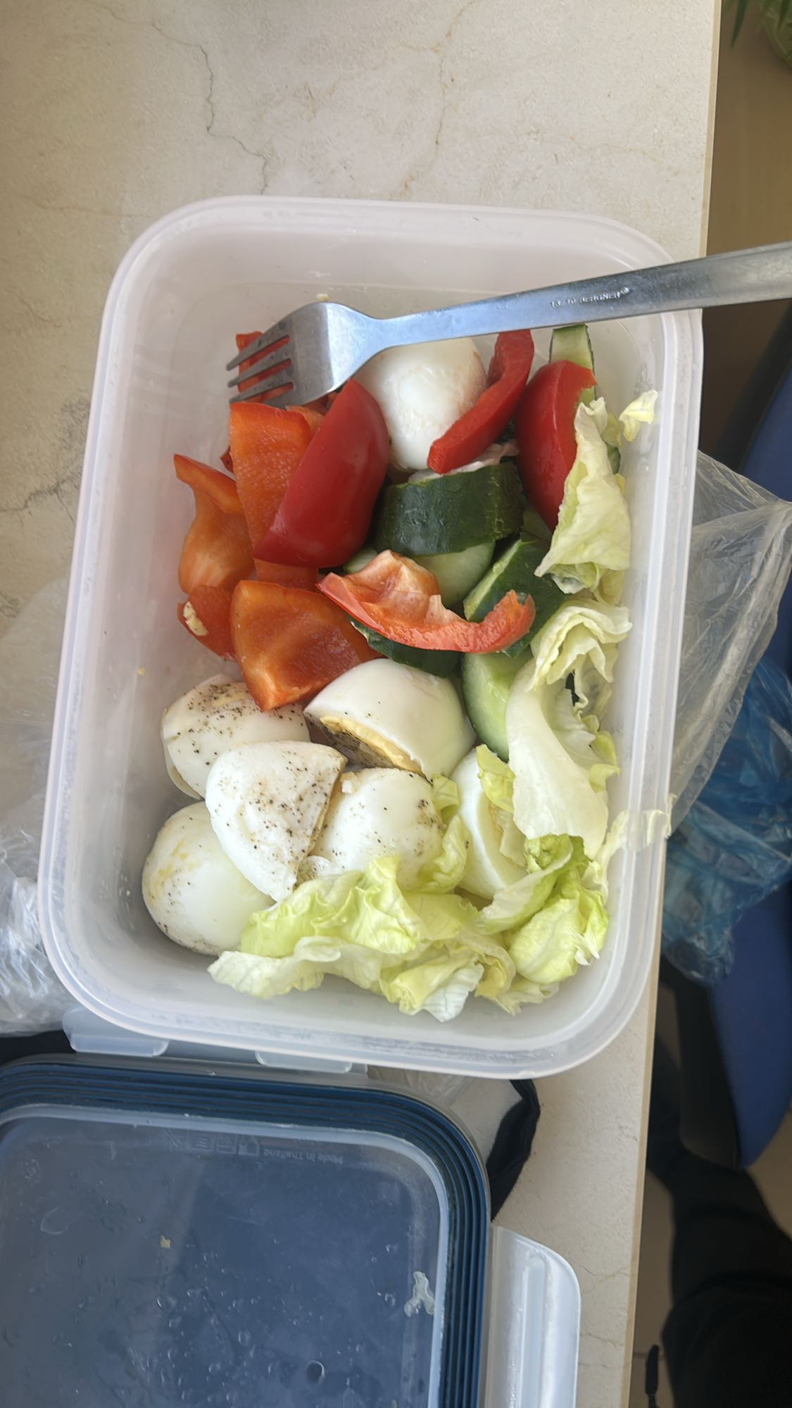 Sałatka z jajkiem i warzywami