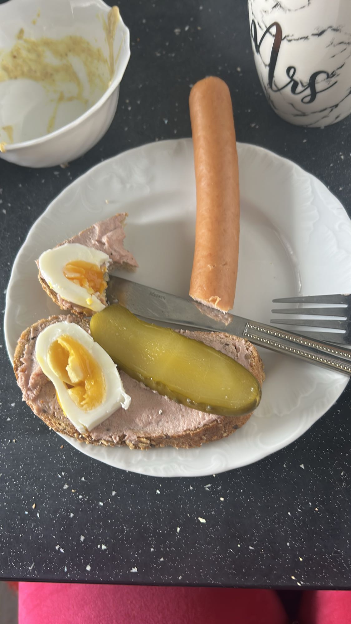 kanapka z jajkiem i parówką