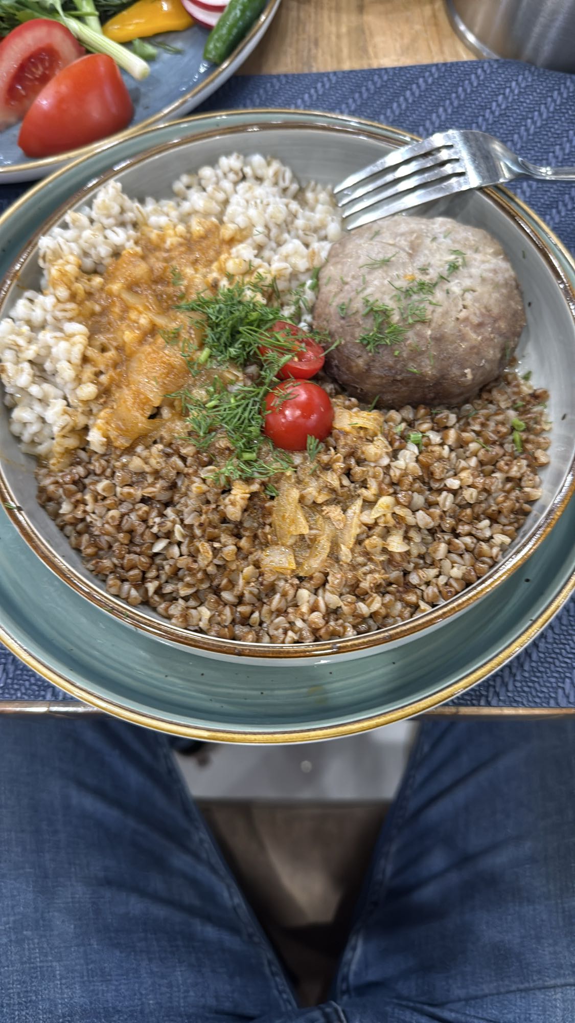 гречка с котлетой