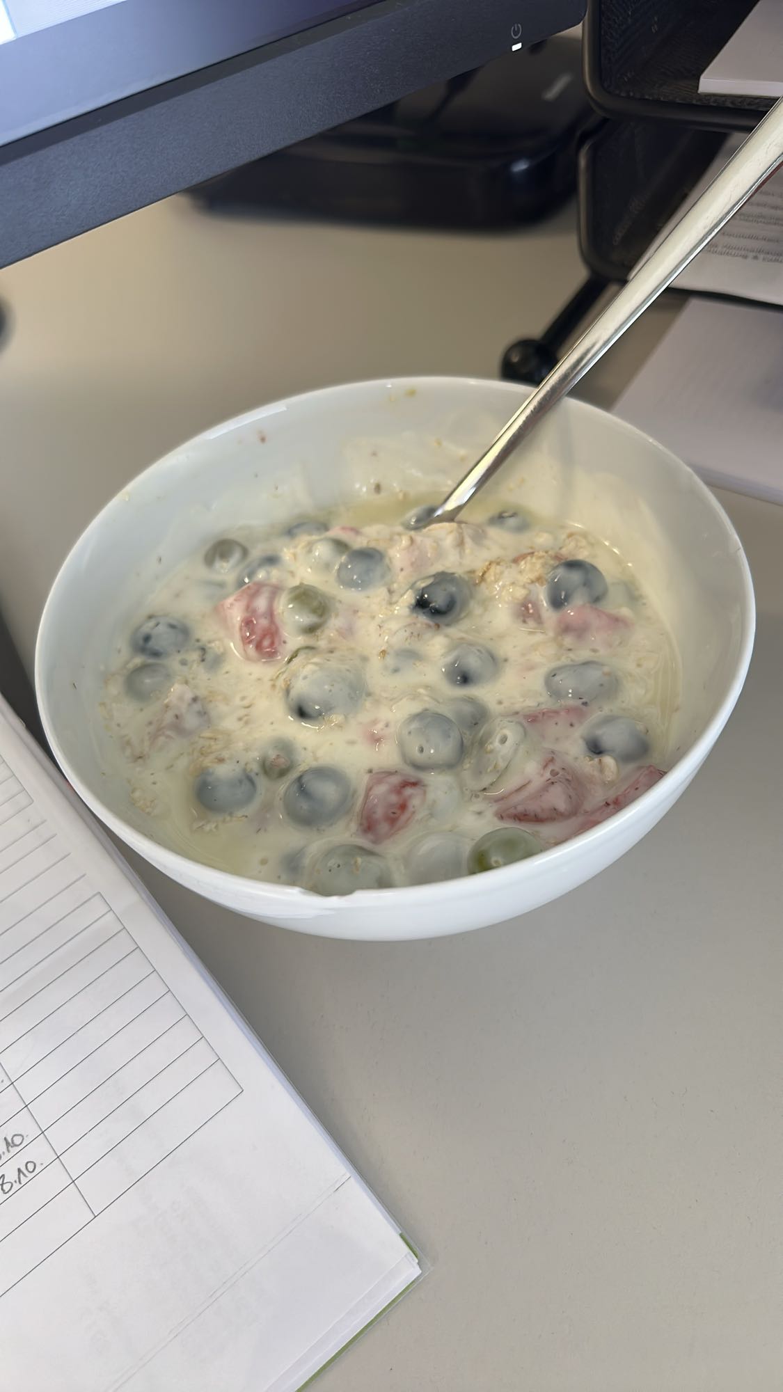 Yoghurt mit Obst & Hafer