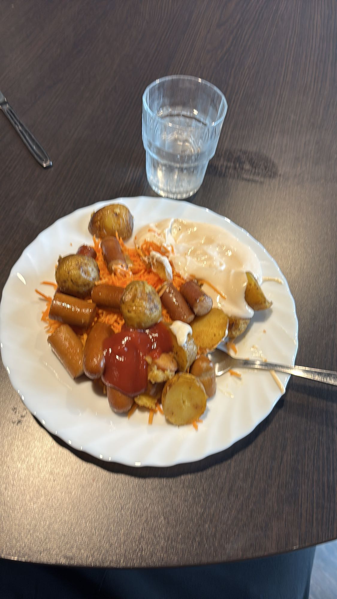 Korv med potatis och sås