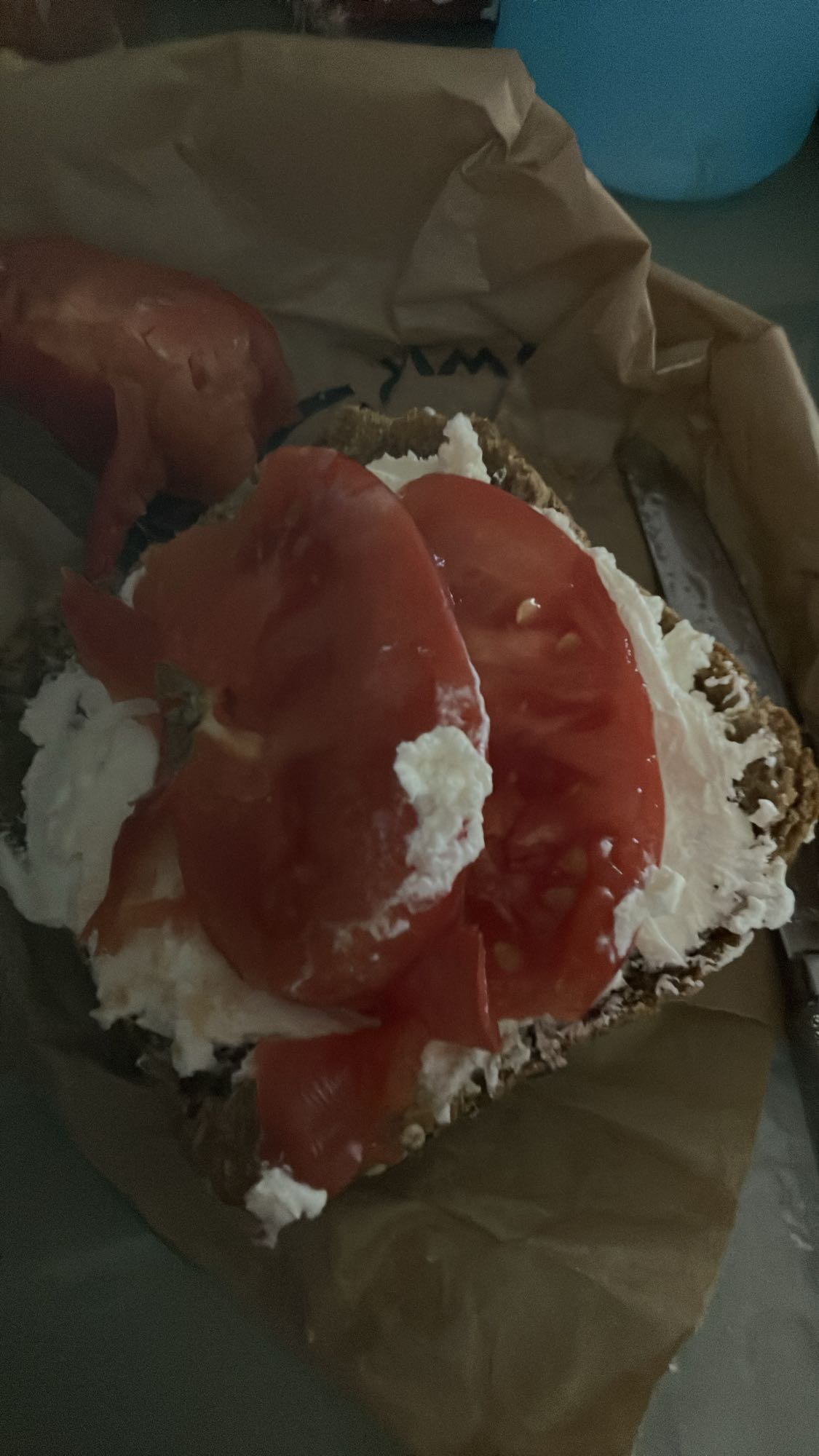 Kanapka z twarogiem i pomidorem