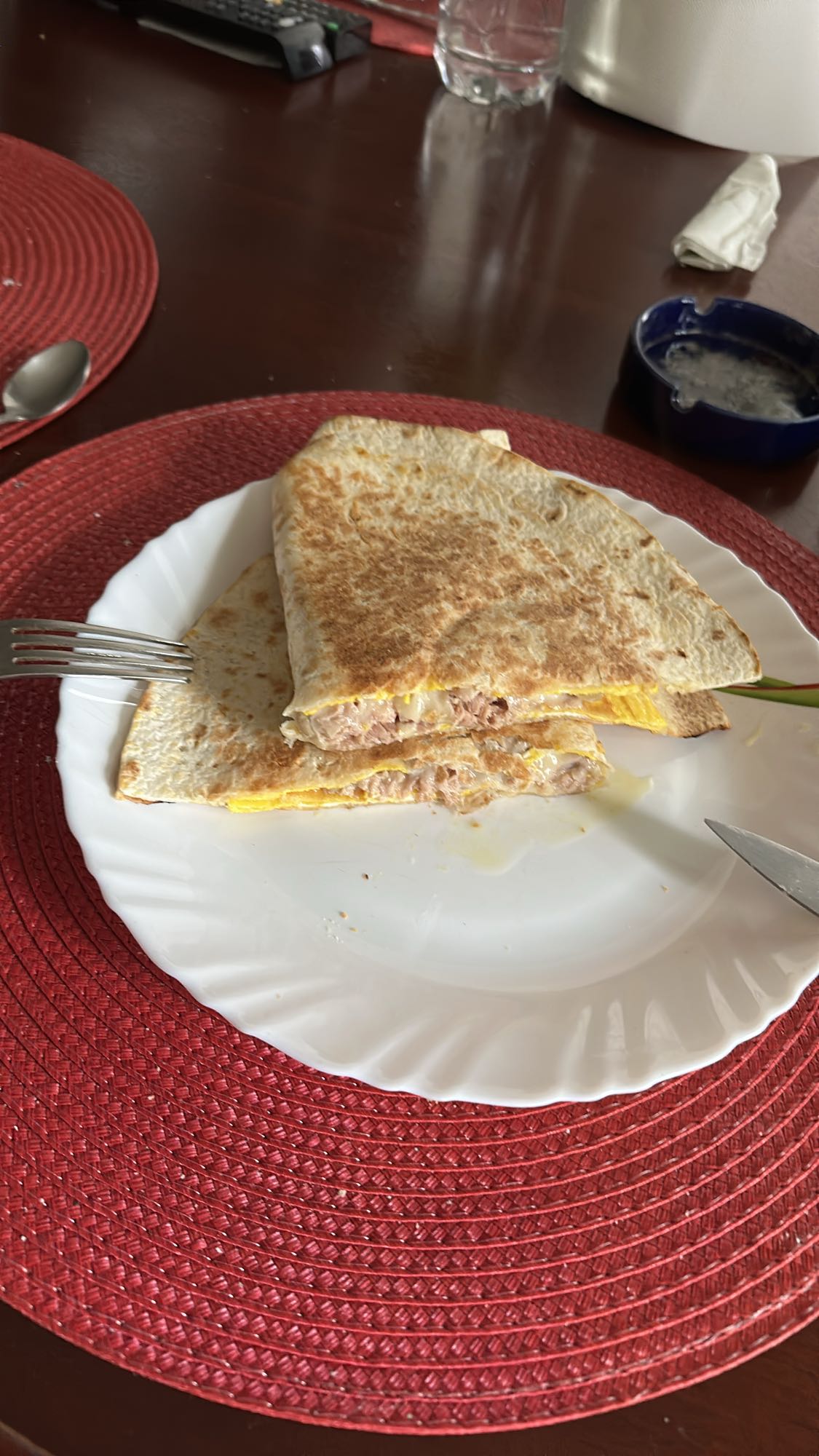 Quesadilla cu ton și ou